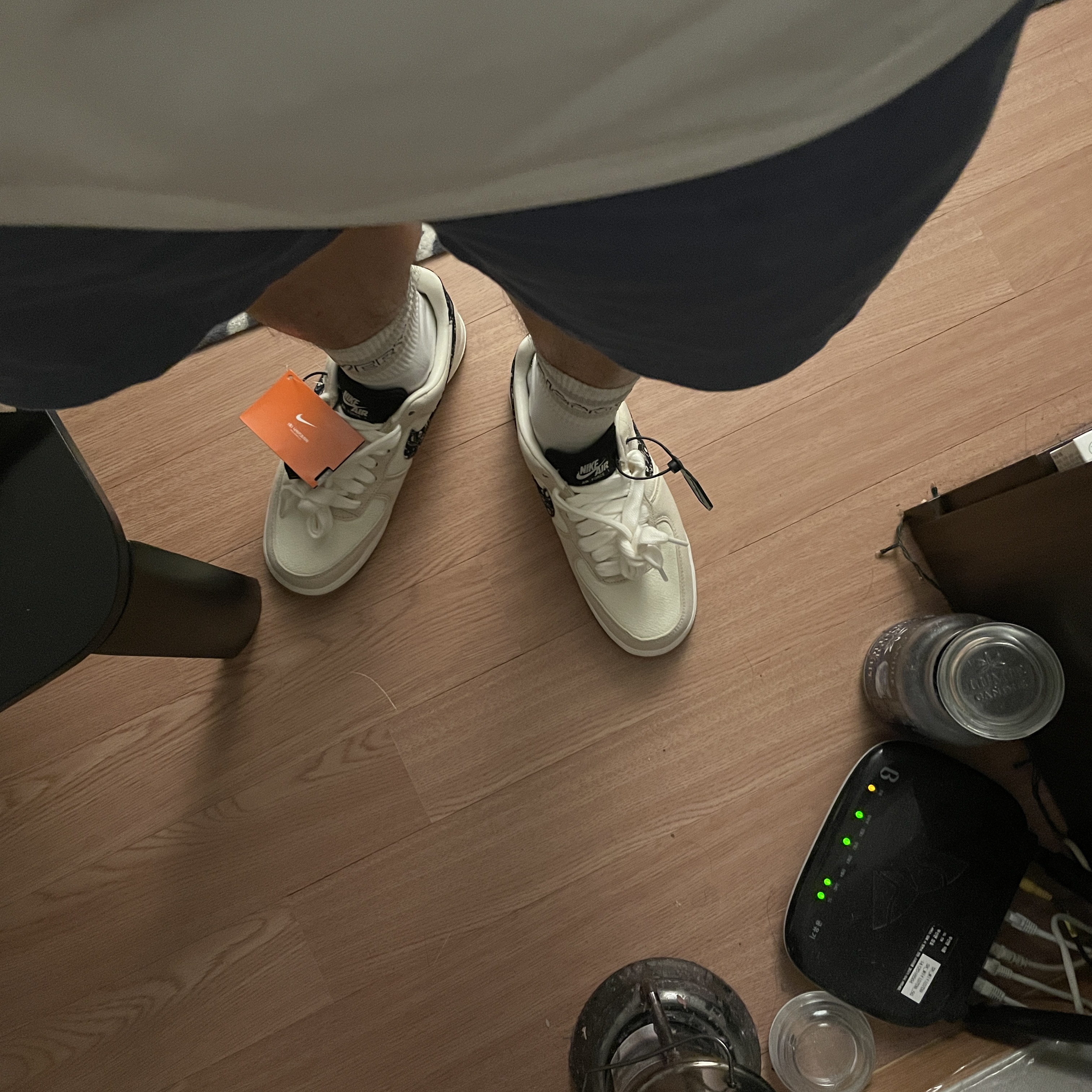 Nike Air Force 1 '07 LV8 Paisley Swoosh 착용 스타일