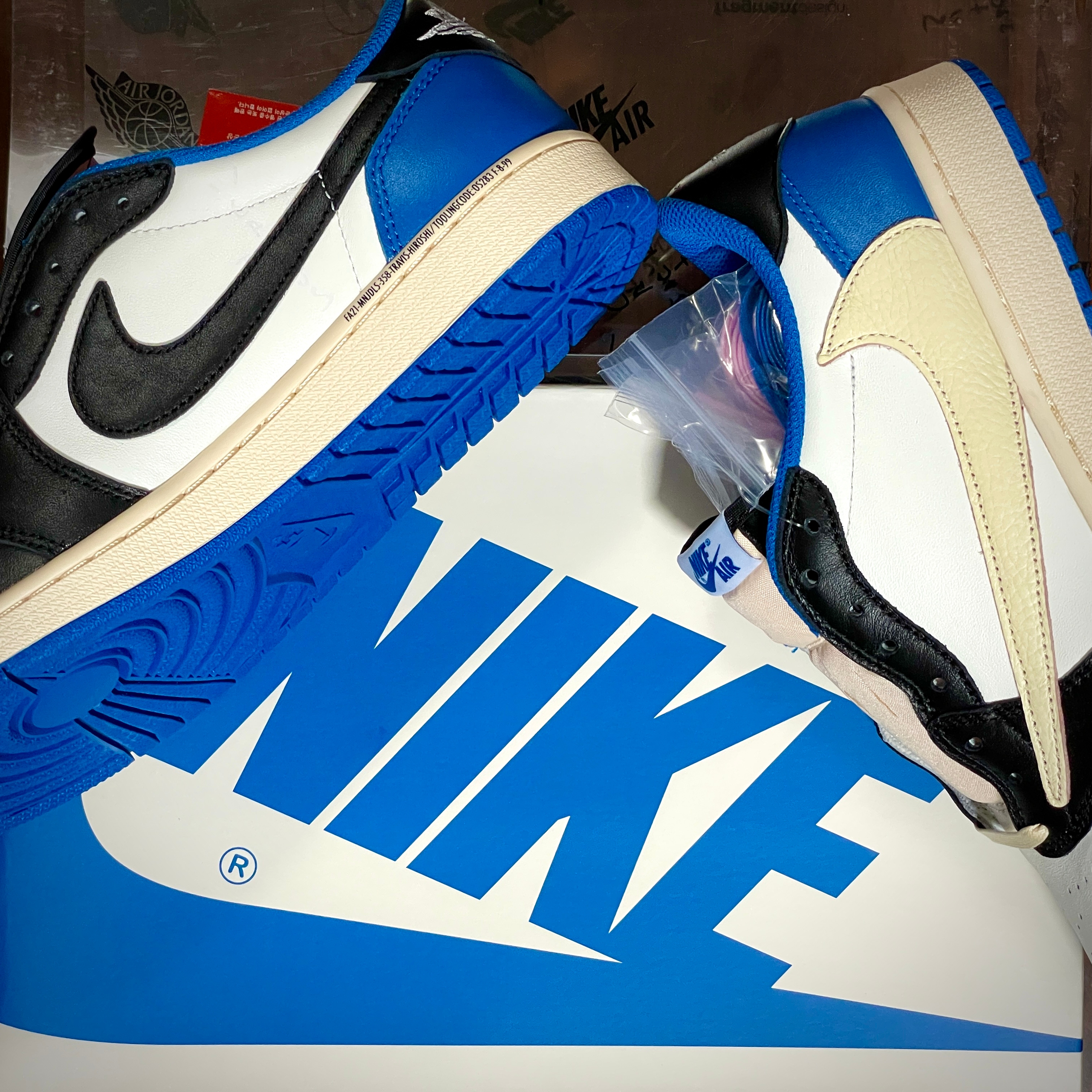 Jordan 1 x Travis Scott x Fragment Retro Low OG SP Military Blue 착용 스타일 - 4