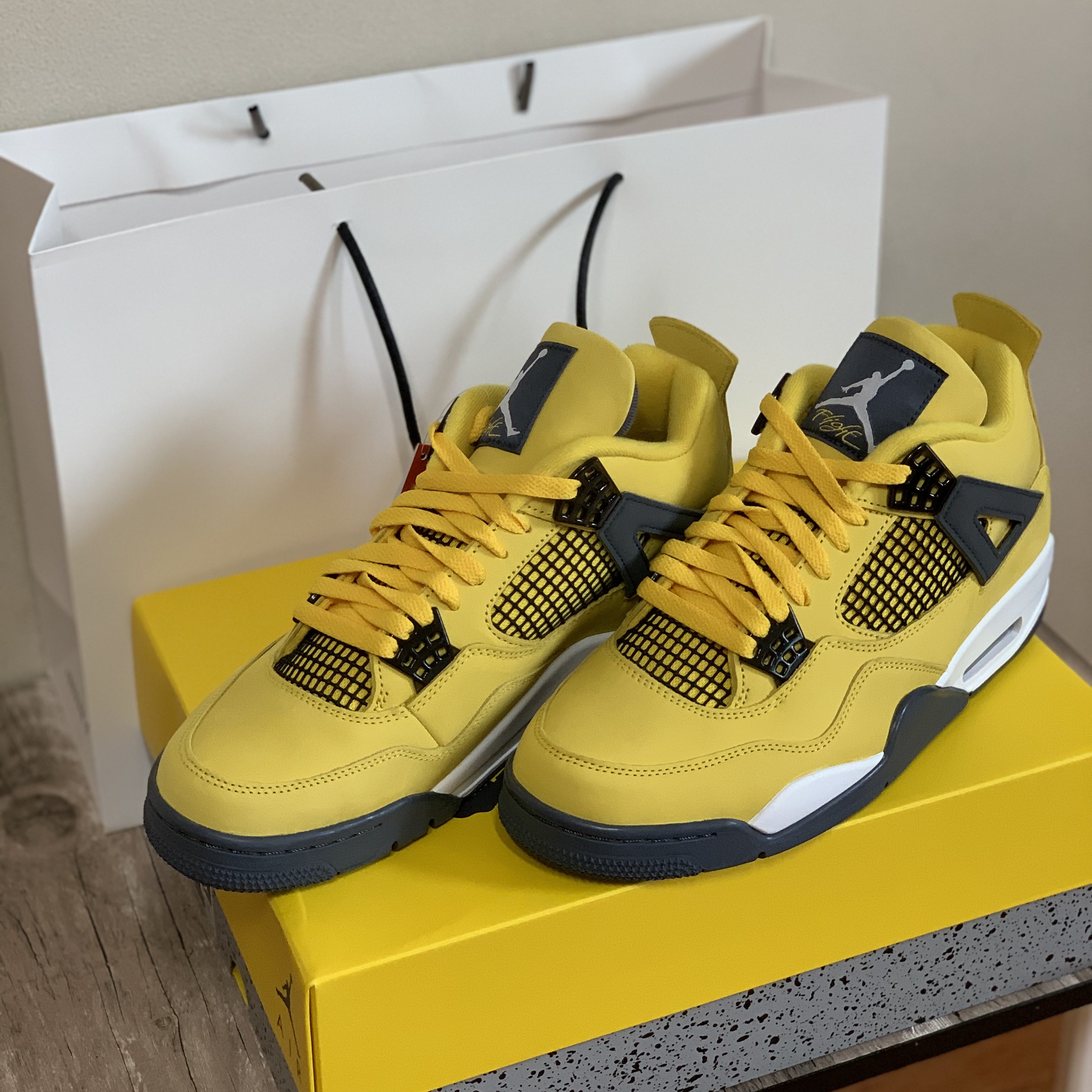 Jordan 4 Retro Tour Yellow, (GS) Jordan 4 Retro Tour Yellow 착용 스타일