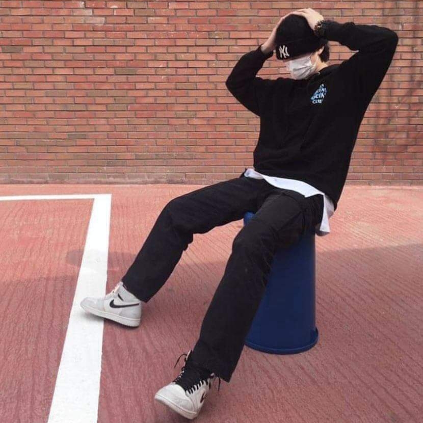 Jordan 1 Retro High OG Defiant SB NYC to Paris, Anti Social Social Club x Fragment Bolt Hoodie Blue 착용 스타일