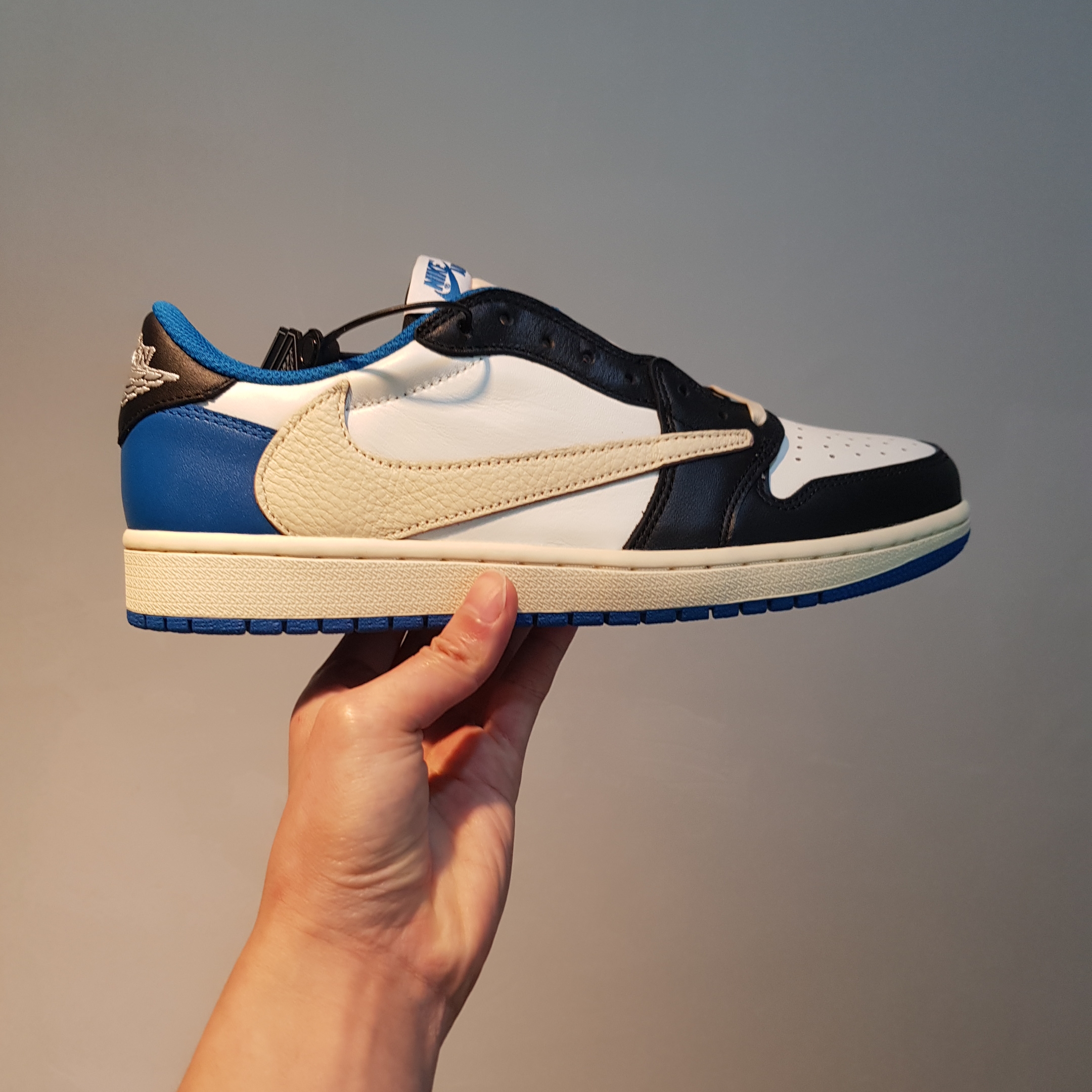Jordan 1 x Travis Scott x Fragment Retro Low OG SP Military Blue 착용 스타일 - 2
