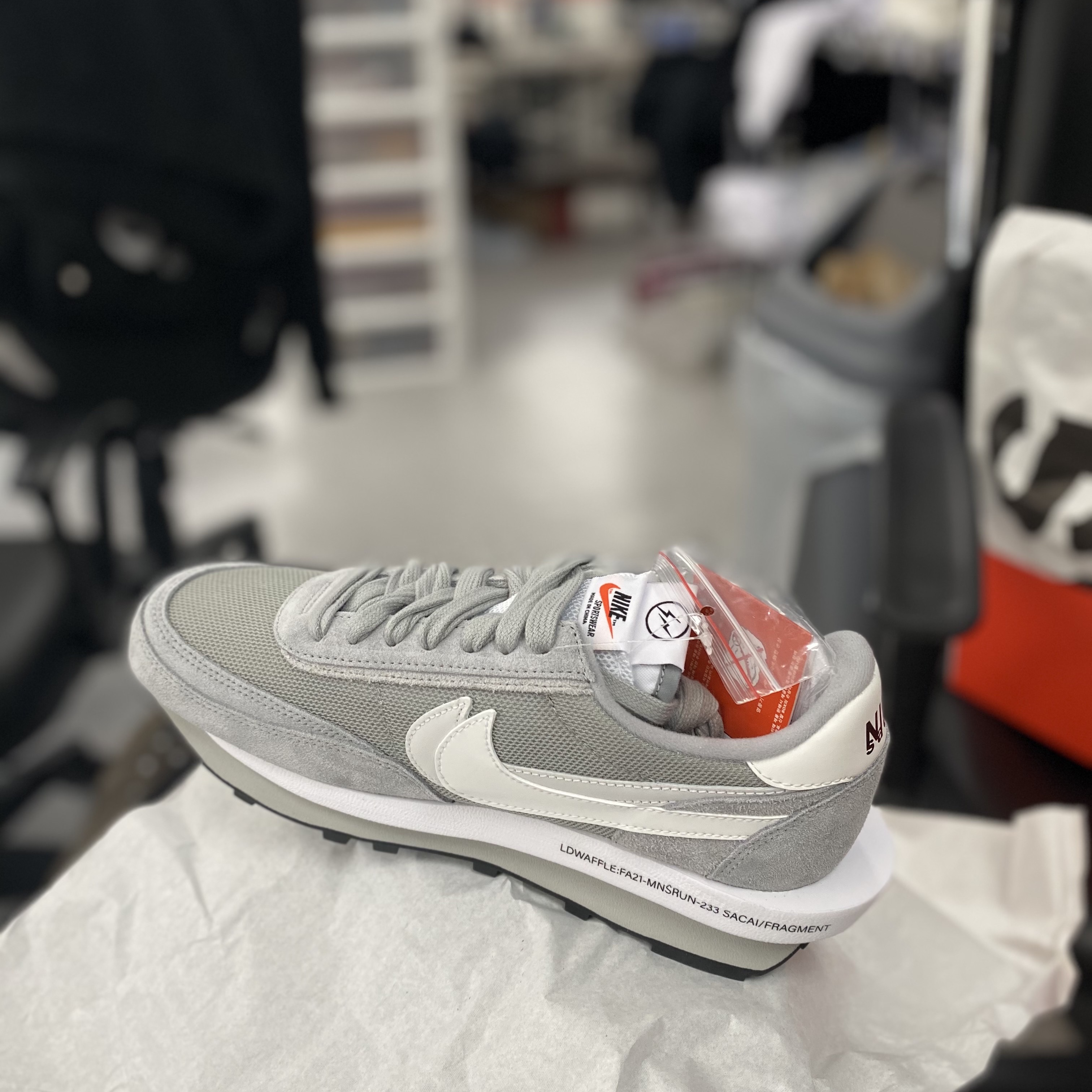 Nike x Sacai x Fragment LDWaffle Light Smoke Grey 착용 스타일 - 3