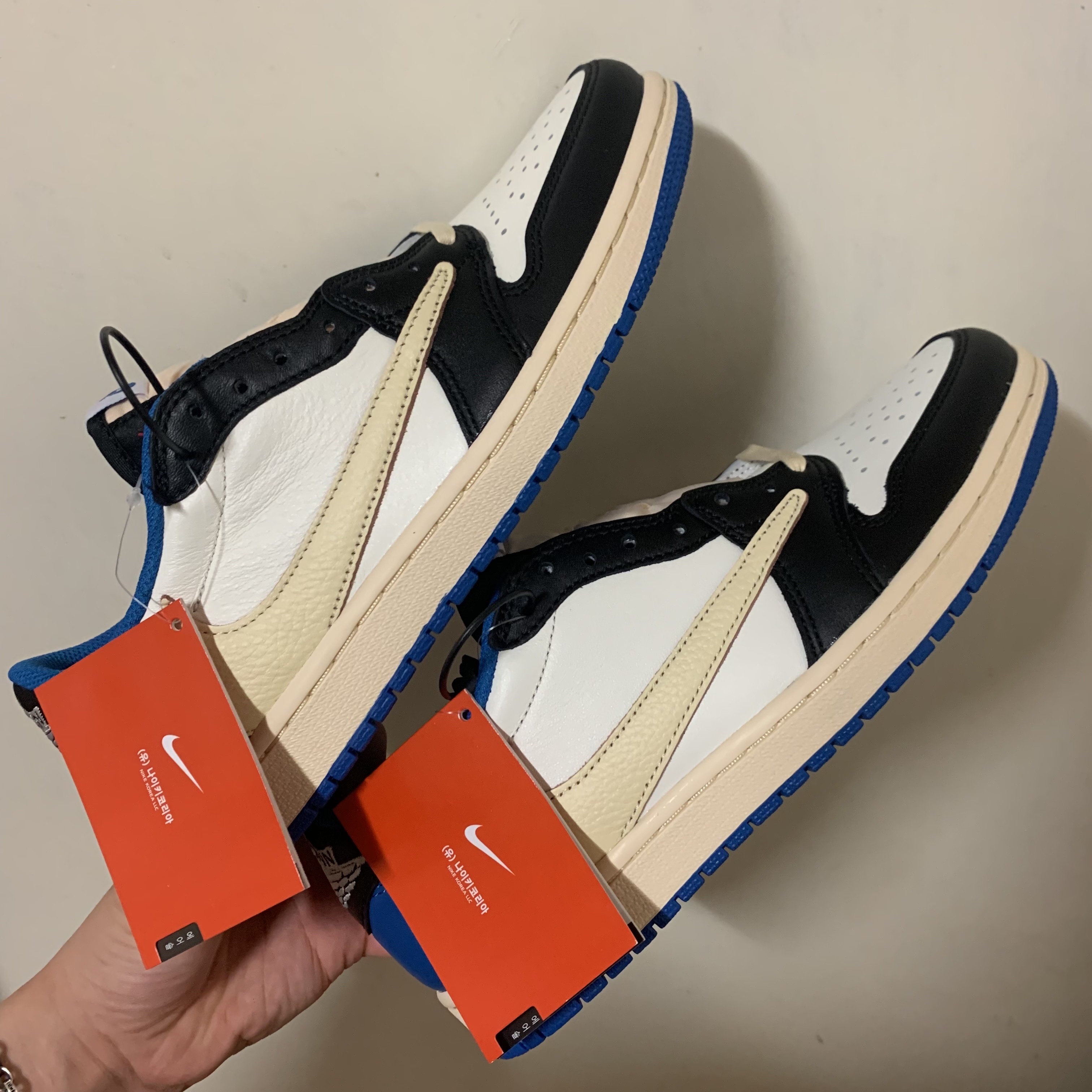 Jordan 1 x Travis Scott x Fragment Retro Low OG SP Military Blue 착용 스타일 - 2