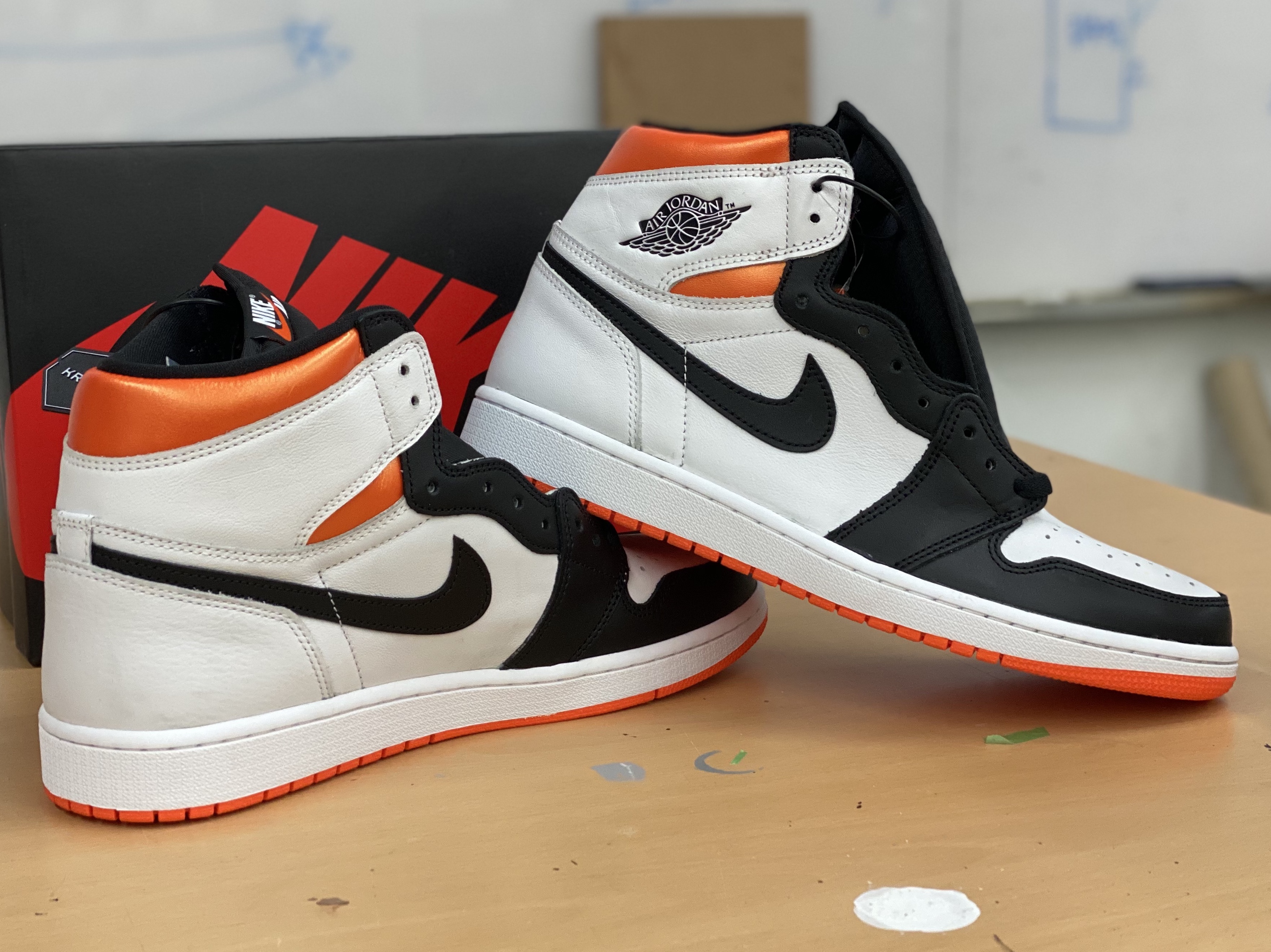 (GS) Jordan 1 Retro High OG Electro Orange, Jordan 1 Retro High OG Electro Orange 착용 스타일 - 2