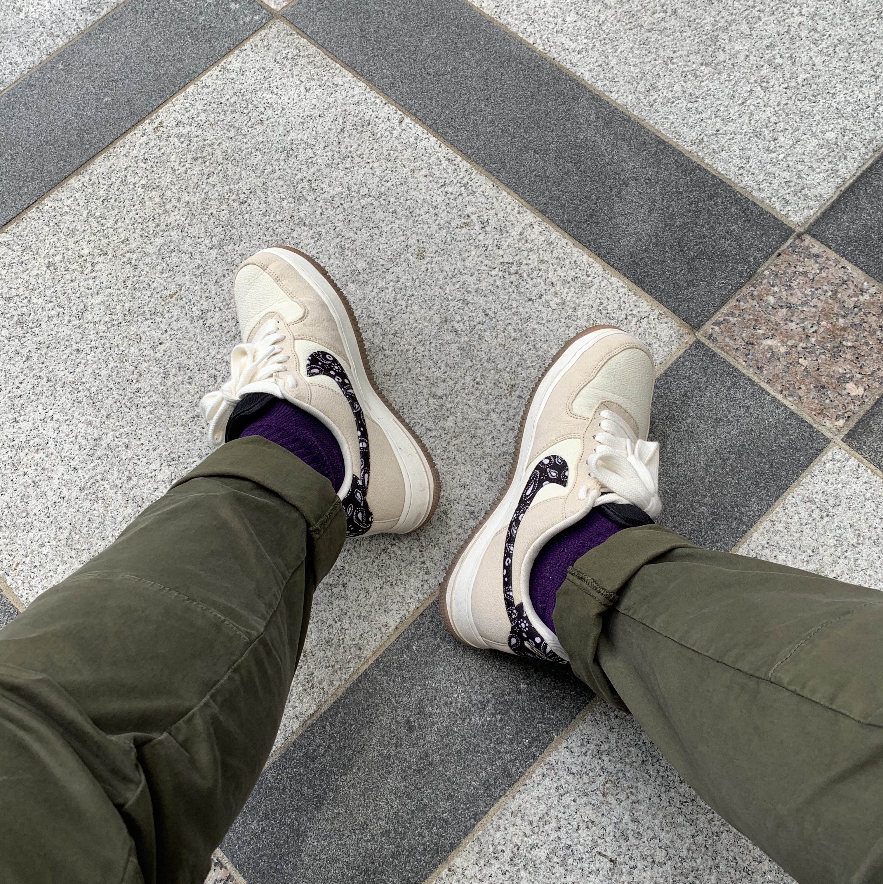 Nike Air Force 1 '07 LV8 Paisley Swoosh 착용 스타일 - 2