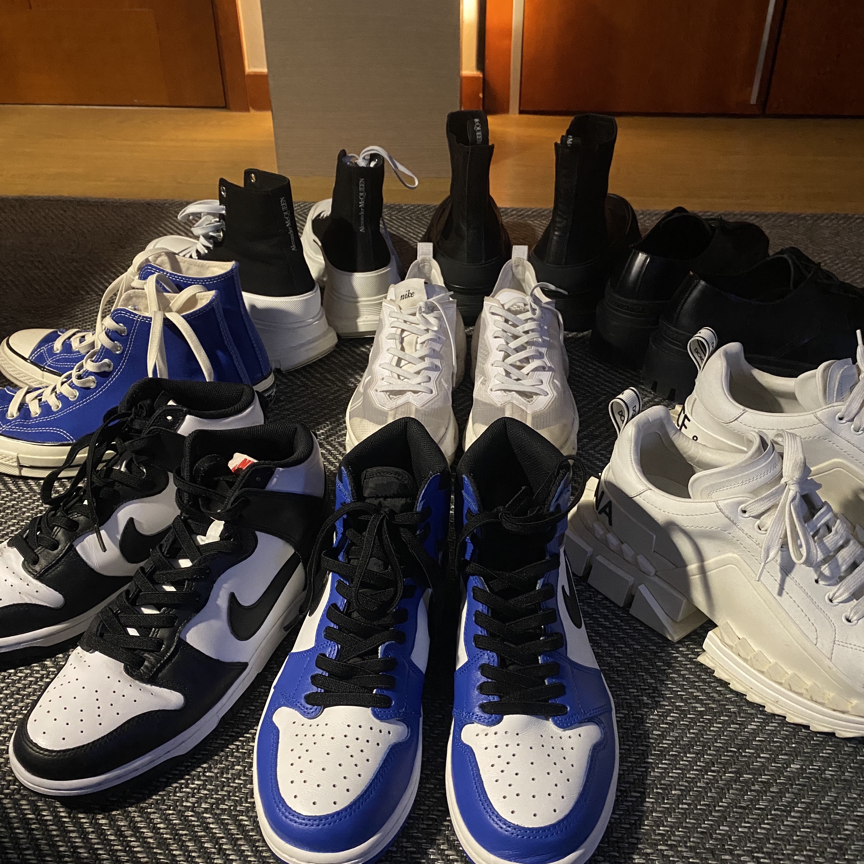 Jordan 1 Retro High Game Royal, Nike Dunk High Retro Black and White 착용 스타일