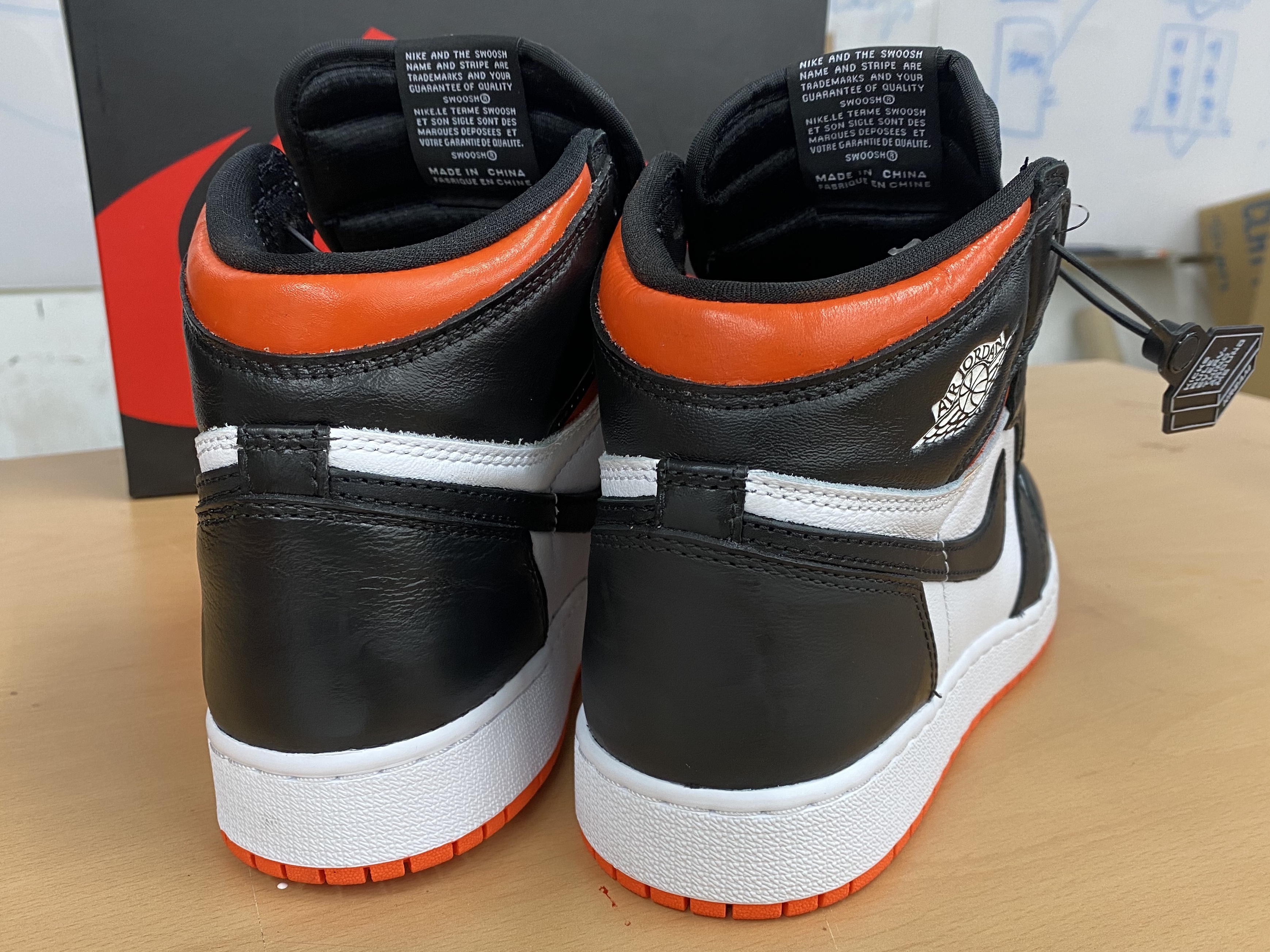 (GS) Jordan 1 Retro High OG Electro Orange, Jordan 1 Retro High OG Electro Orange 착용 스타일 - 4