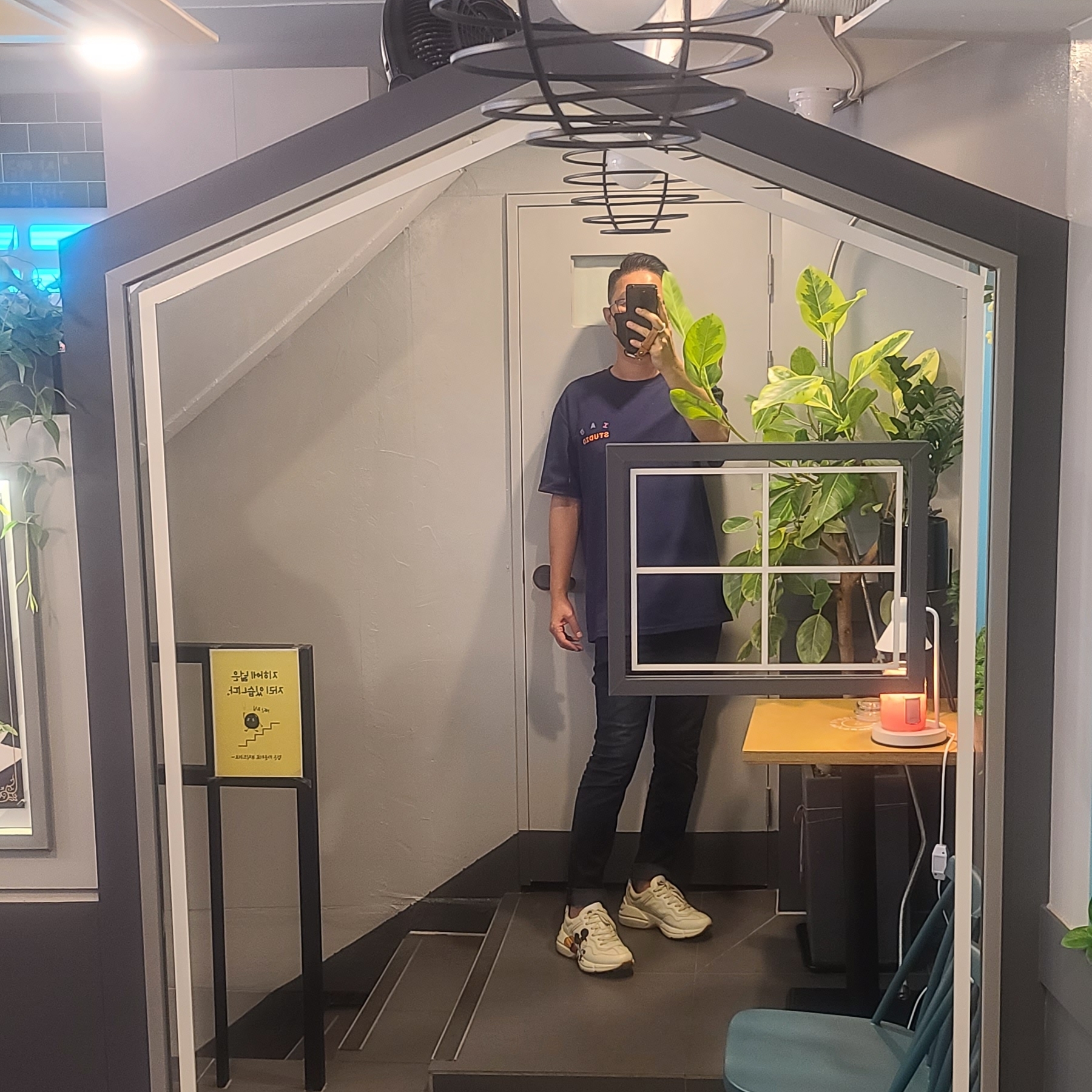 IAB Studio x JTBC T-shirt, Gucci x Disney Rhyton Mickey Mouse 착용 스타일