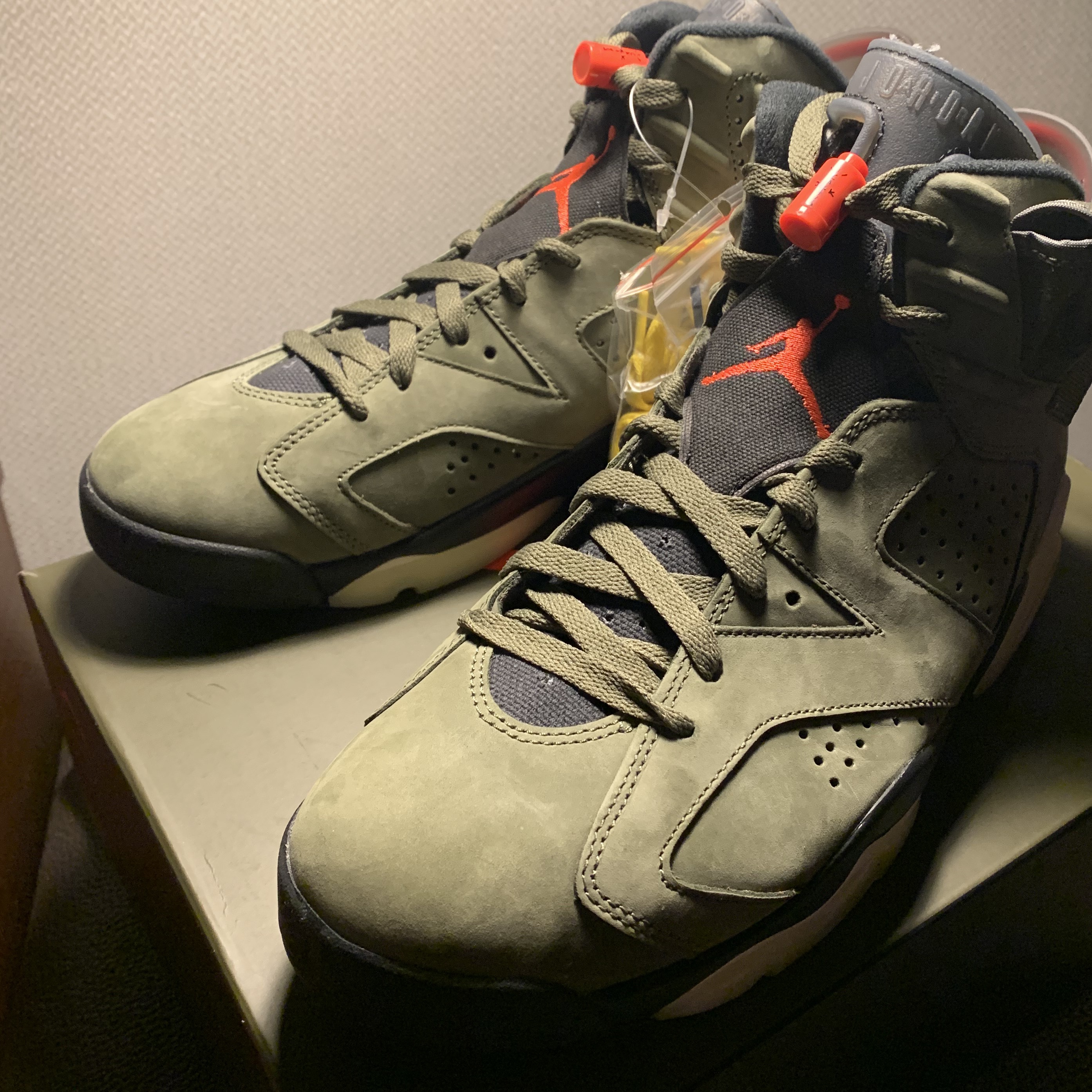 Jordan 6 x Travis Scott Retro Olive 착용 스타일