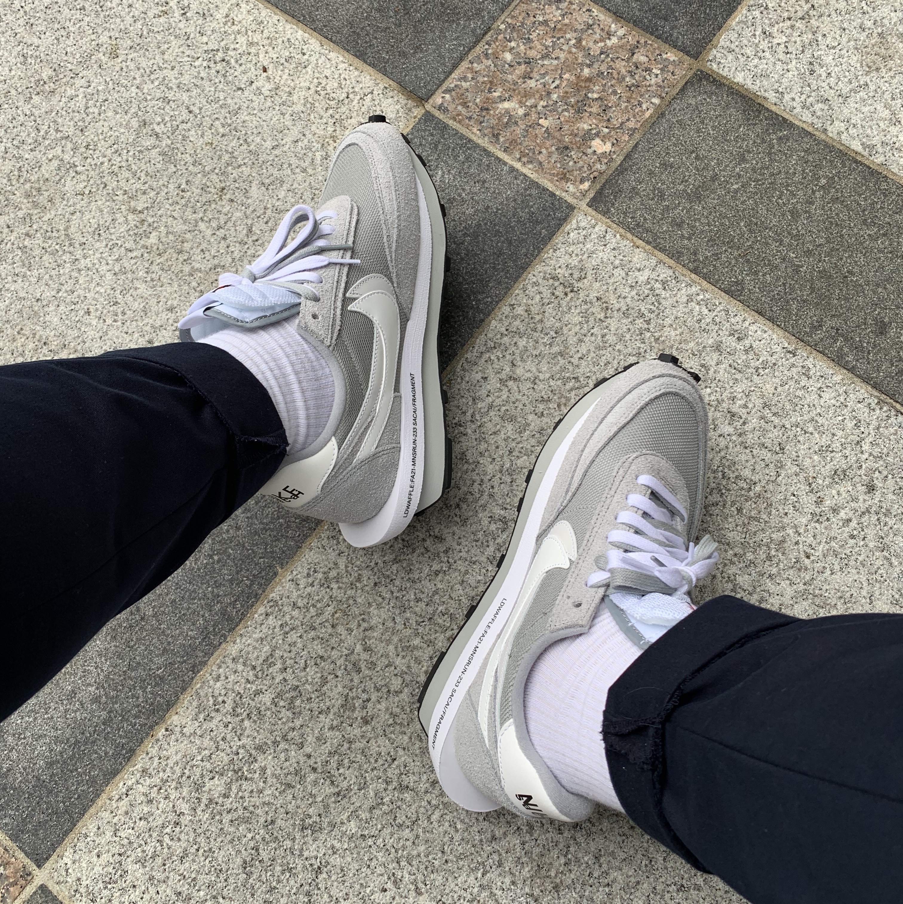 Nike x Sacai x Fragment LDWaffle Light Smoke Grey 착용 스타일 - 2