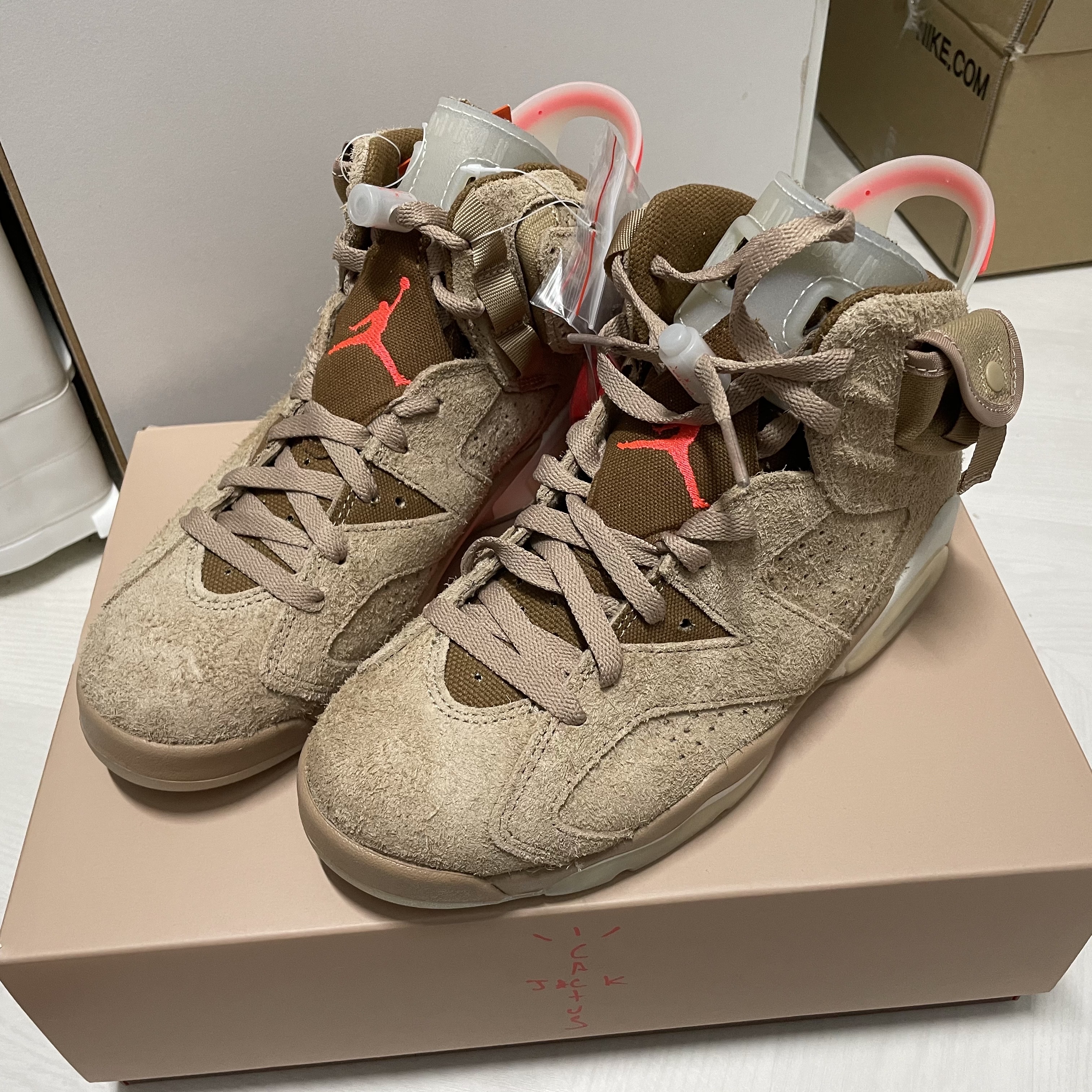 Jordan 6 x Travis Scott Retro SP British Khaki 착용 스타일
