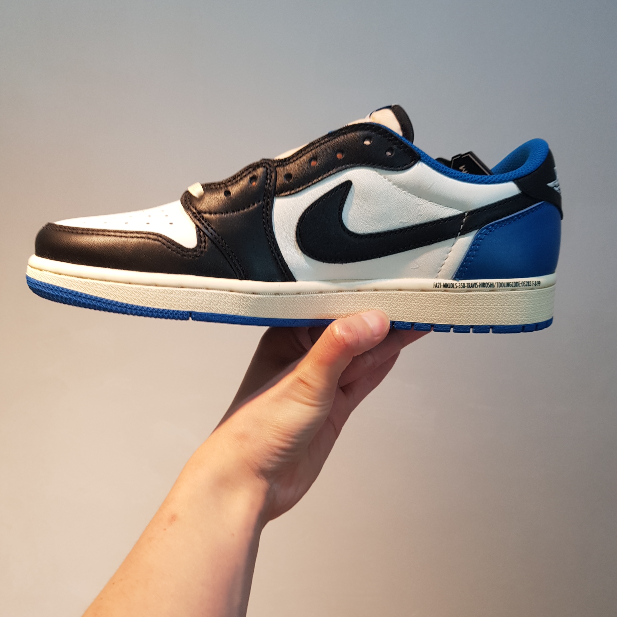 Jordan 1 x Travis Scott x Fragment Retro Low OG SP Military Blue 착용 스타일 - 3