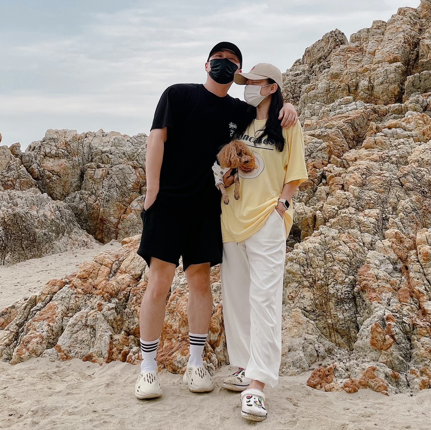 Adidas Yeezy Foam RNNR Sand, Crocs x Casestudy Classic Clog Clear 착용 스타일 - 1