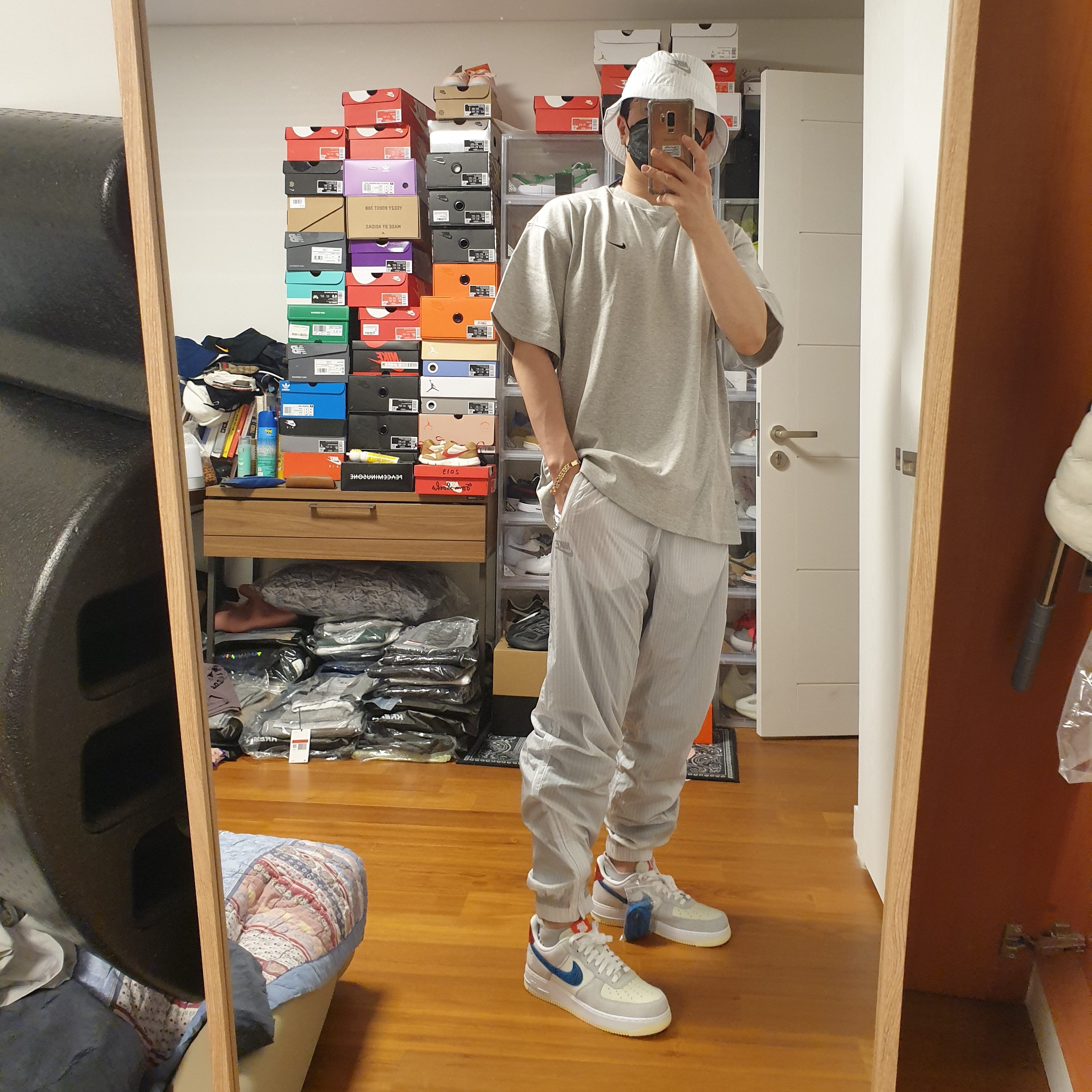Nike x Kim Jones Printed Track Pants White - US/EU, Nike x Kim Jones Oversized T-Shirt Grey Heather - US/EU 착용 스타일 - 1