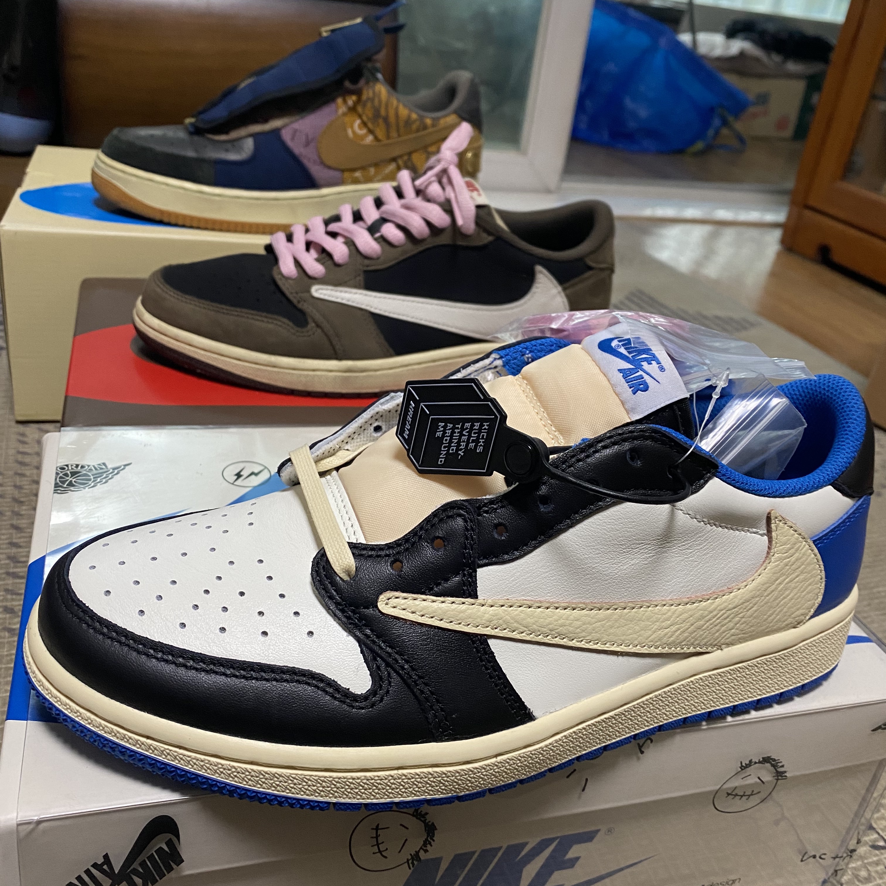 Jordan 1 x Travis Scott x Fragment Retro Low OG SP Military Blue, Jordan 1 x Travis Scott Retro Low OG SP Mocha 착용 스타일