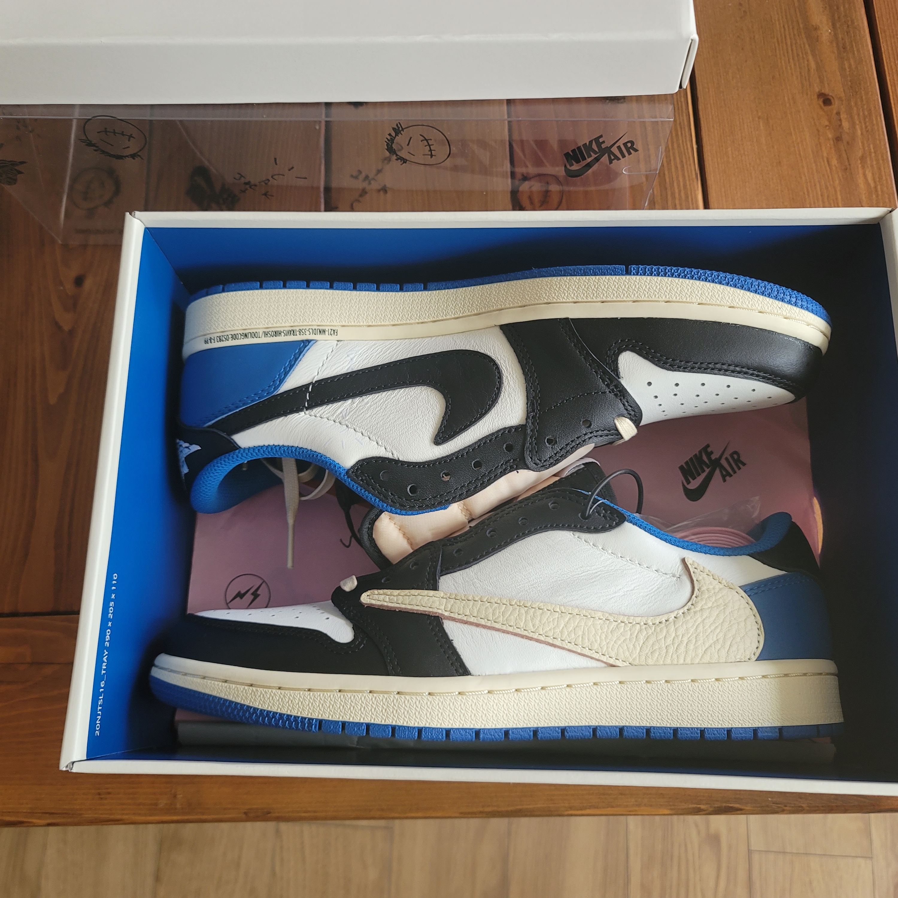 Jordan 1 x Travis Scott x Fragment Retro Low OG SP Military Blue 착용 스타일 - 1