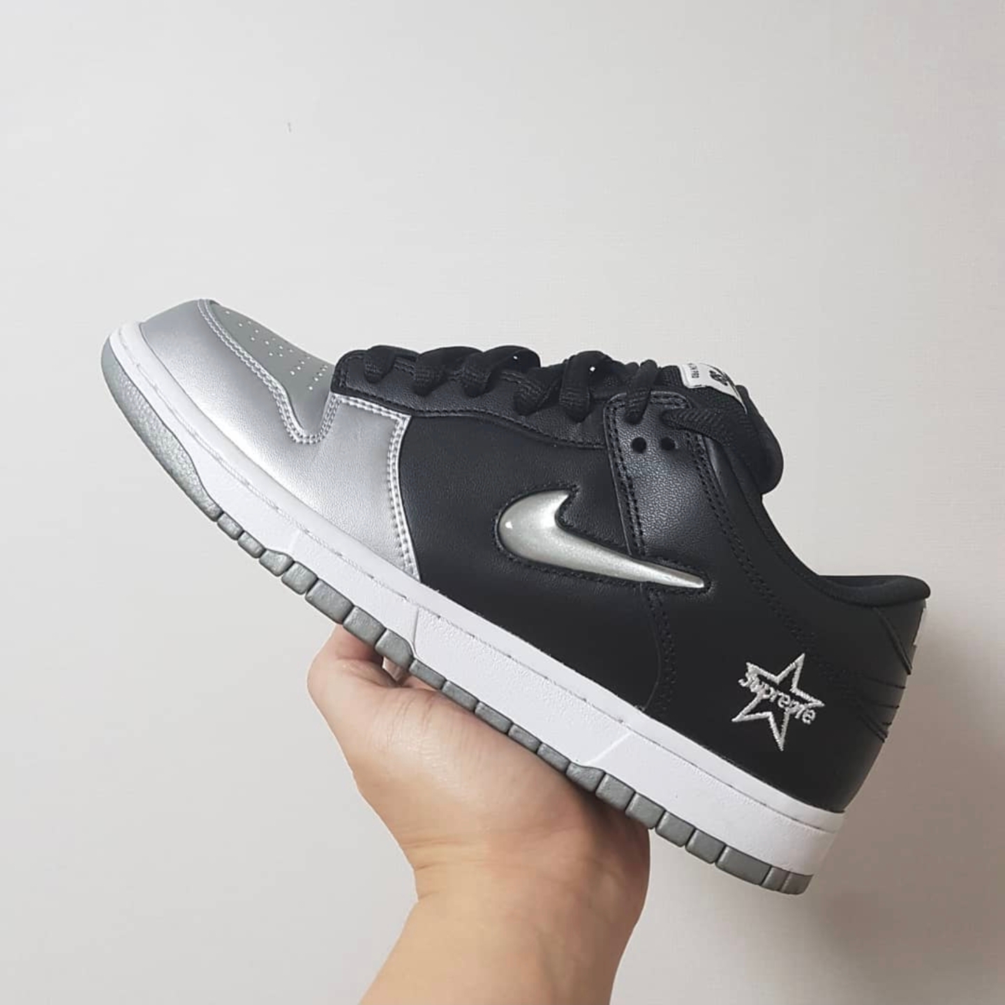 Nike x Supreme SB Dunk Low Jewel Swoosh Silver 착용 스타일