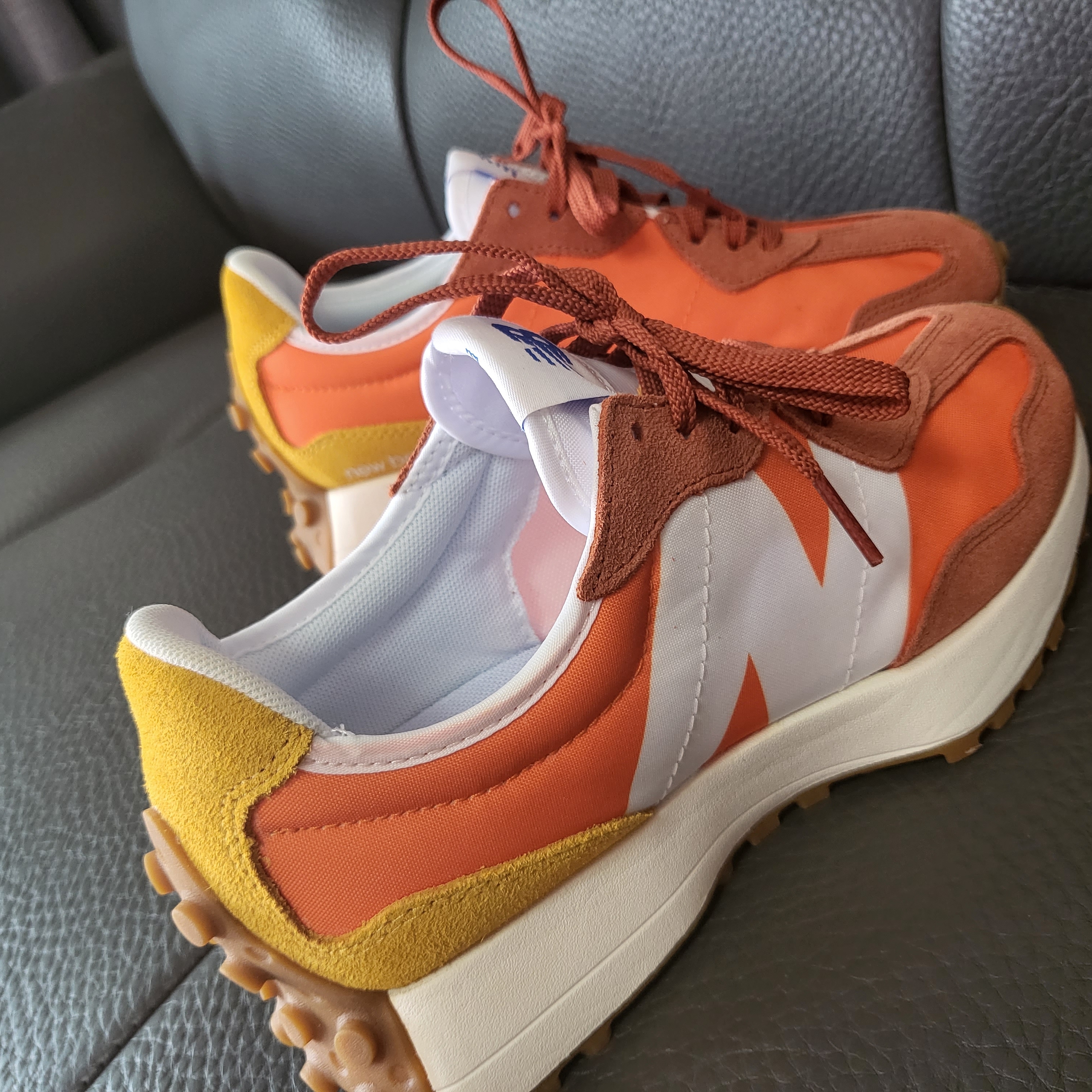 New Balance 327 Orange 착용 스타일
