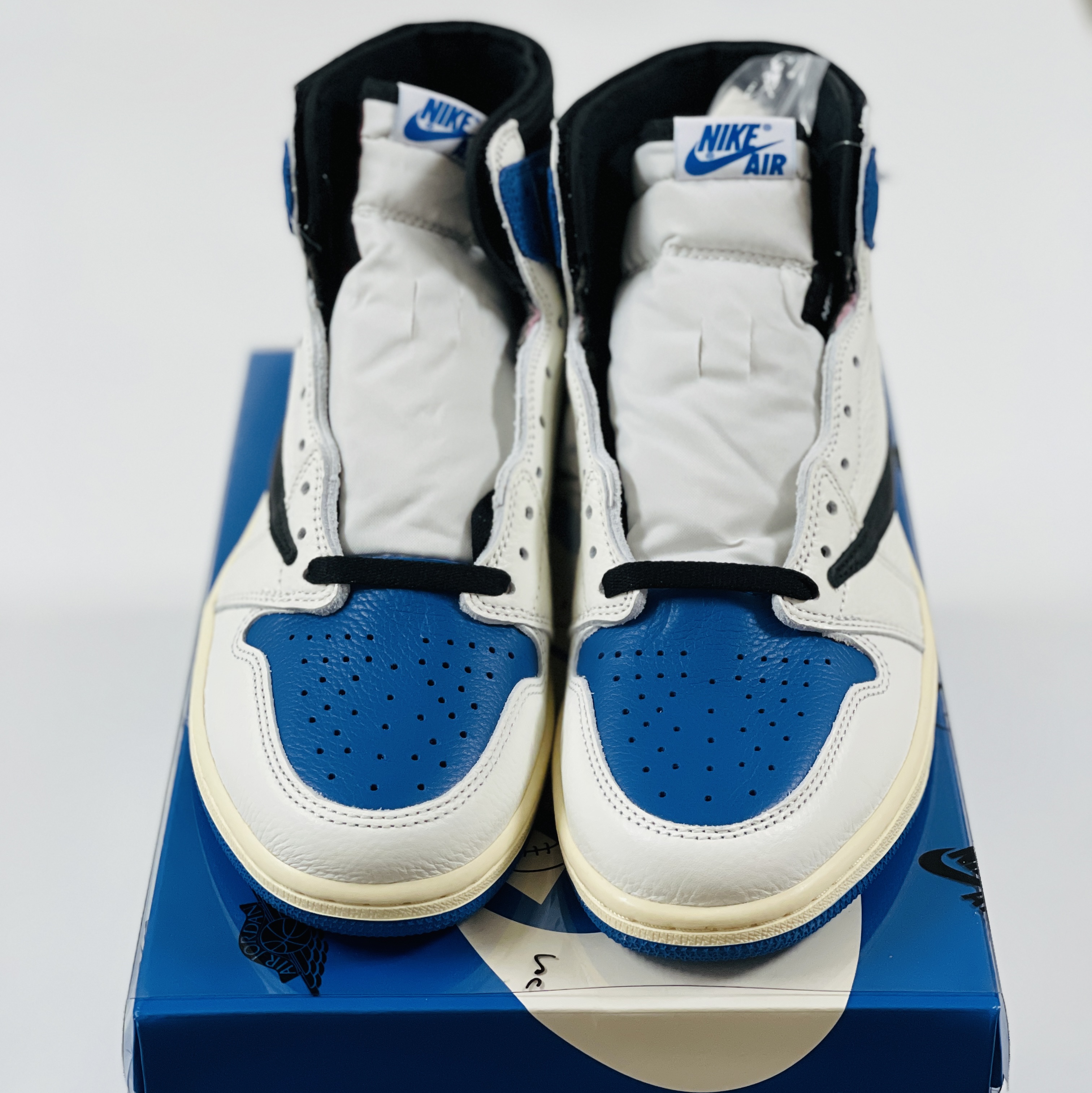 Jordan 1 x Travis Scott x Fragment Retro High OG SP Military Blue 착용 스타일 - 3