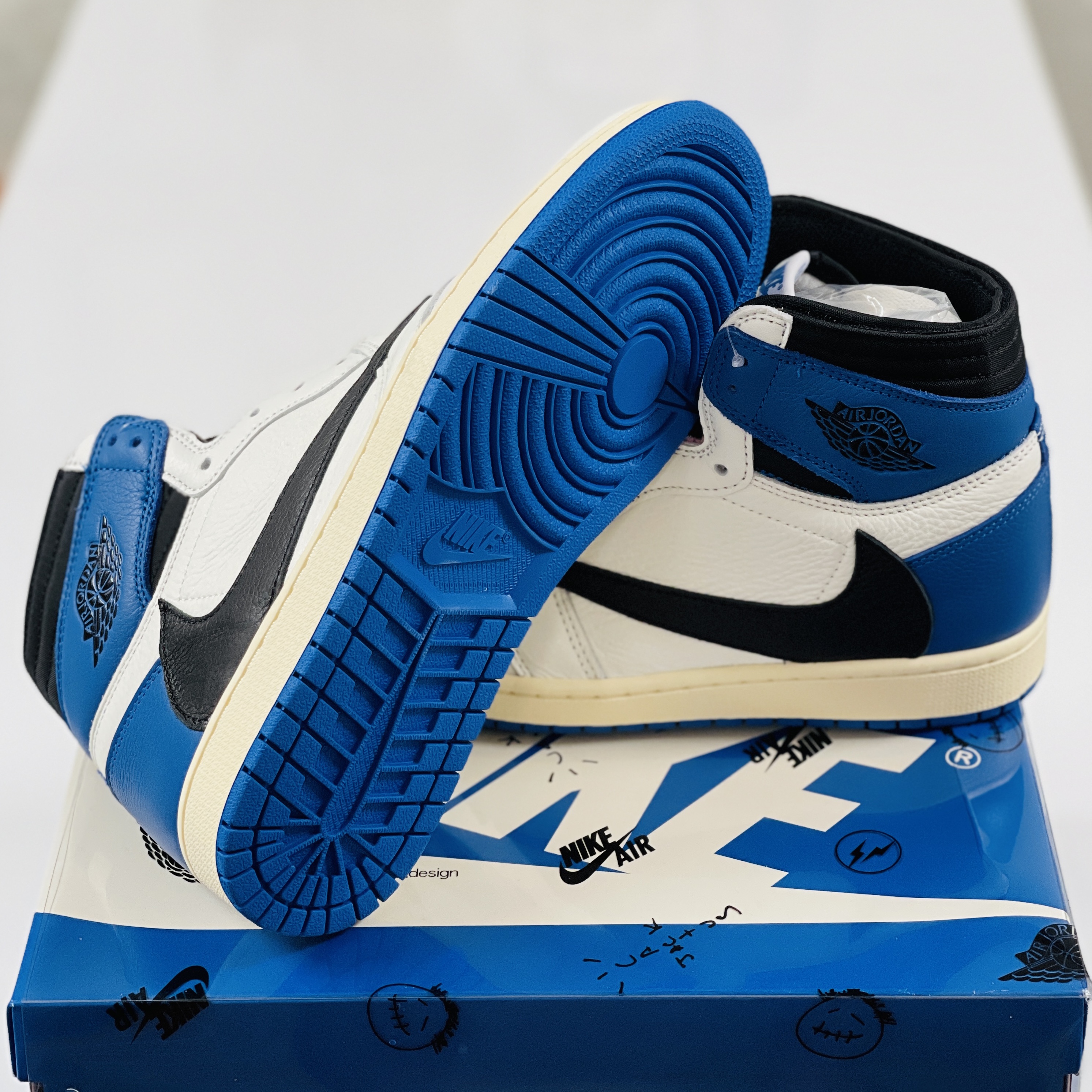 Jordan 1 x Travis Scott x Fragment Retro High OG SP Military Blue 착용 스타일 - 5