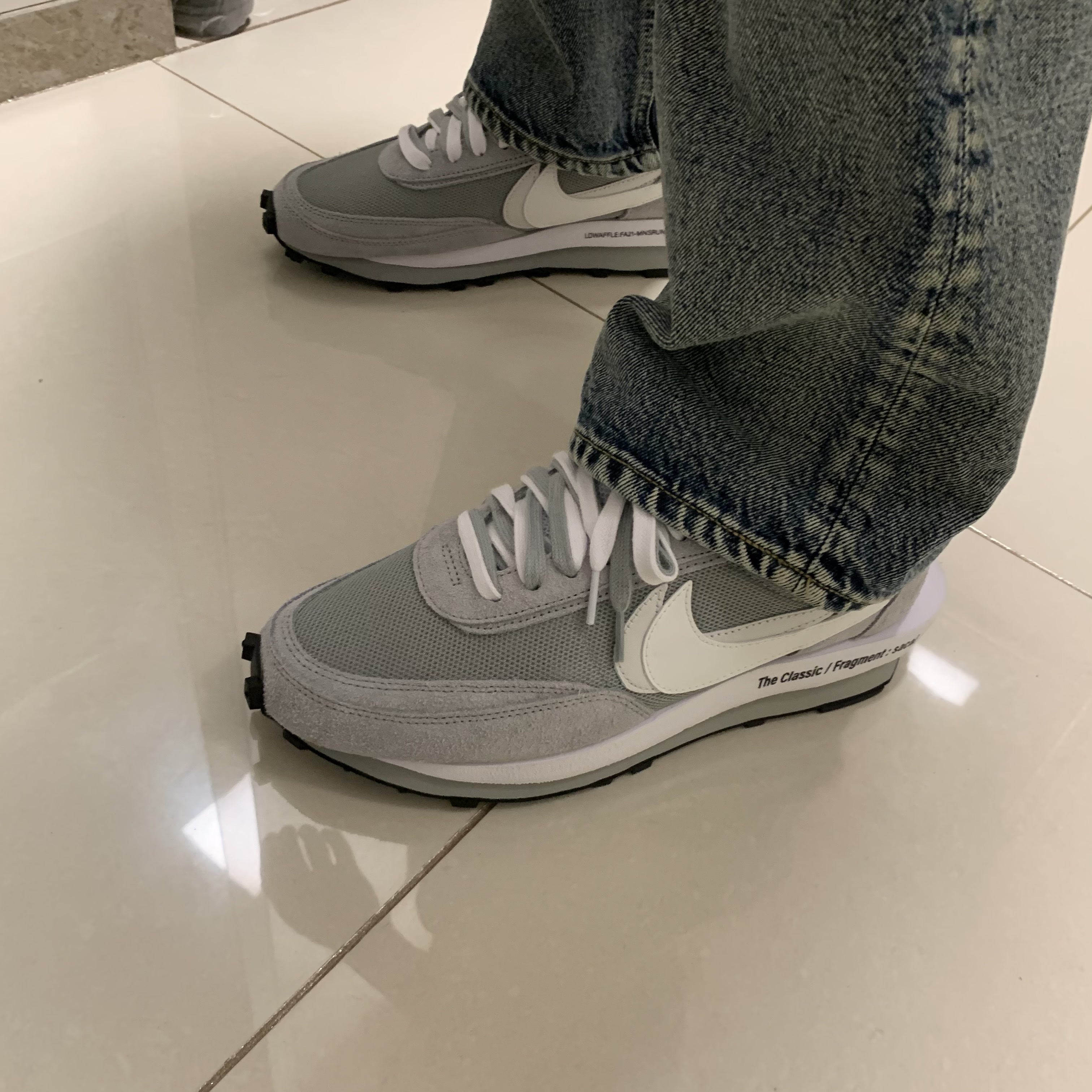 Nike x Sacai x Fragment LDWaffle Light Smoke Grey 착용 스타일 - 2