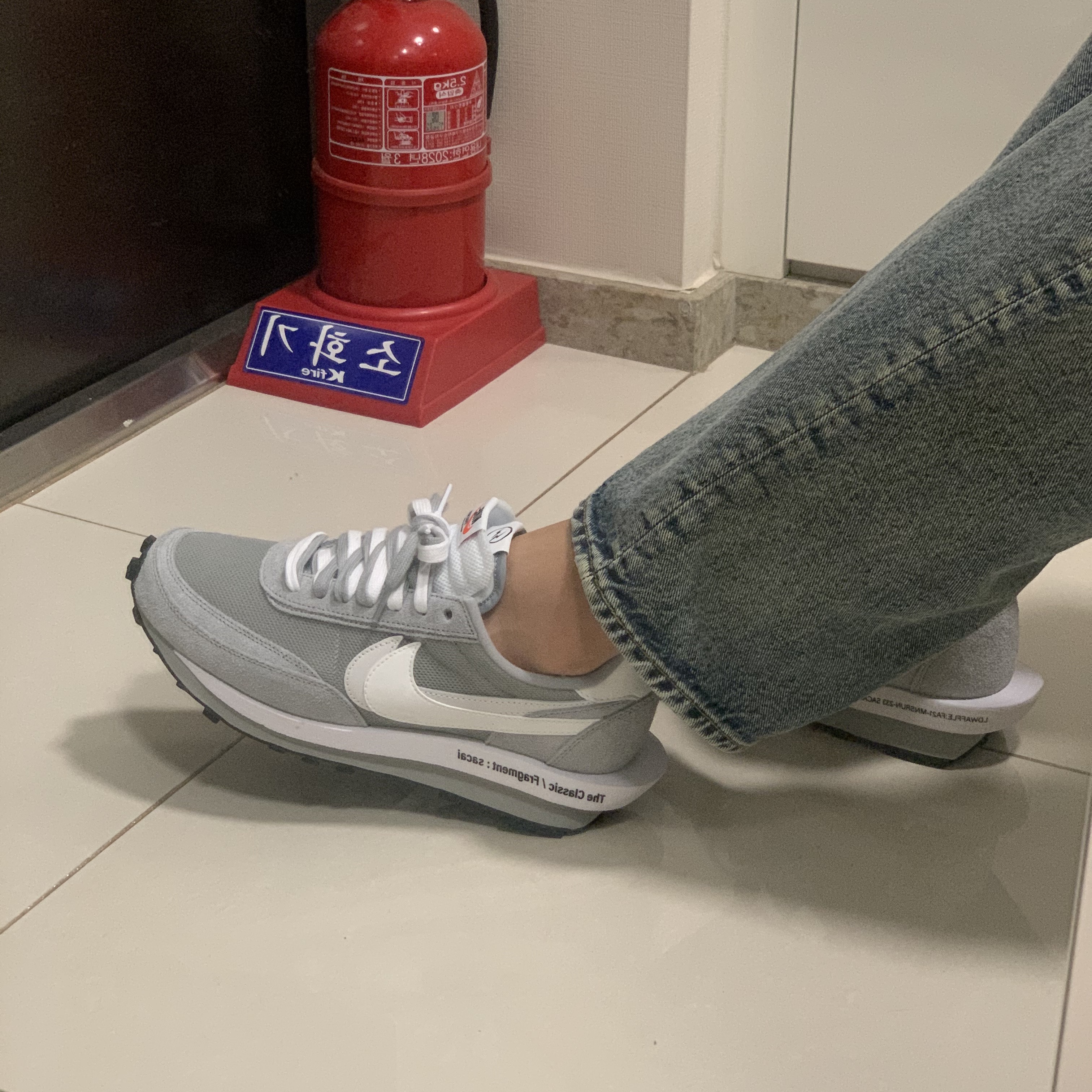 Nike x Sacai x Fragment LDWaffle Light Smoke Grey 착용 스타일 - 1