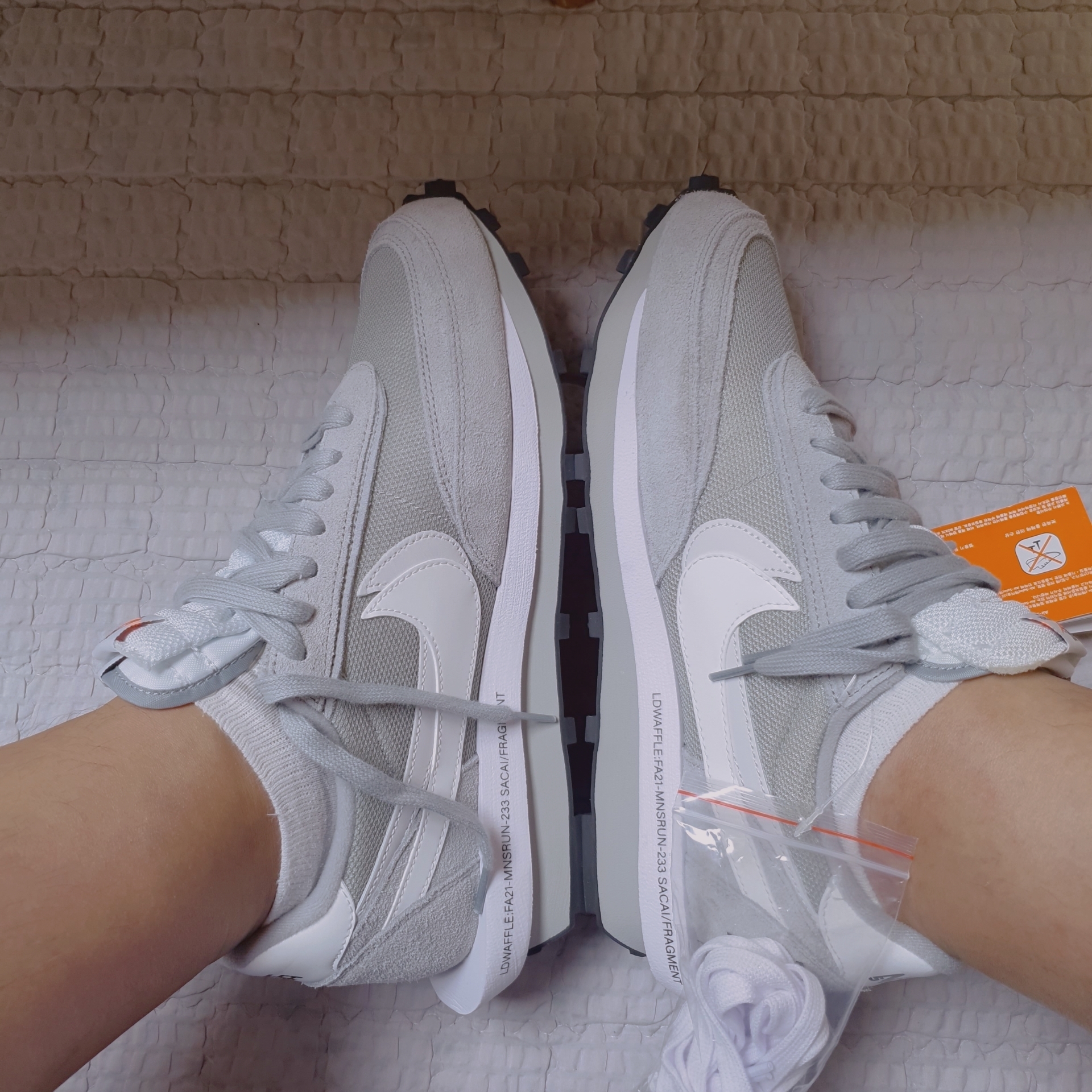 Nike x Sacai x Fragment LDWaffle Light Smoke Grey 착용 스타일 - 2