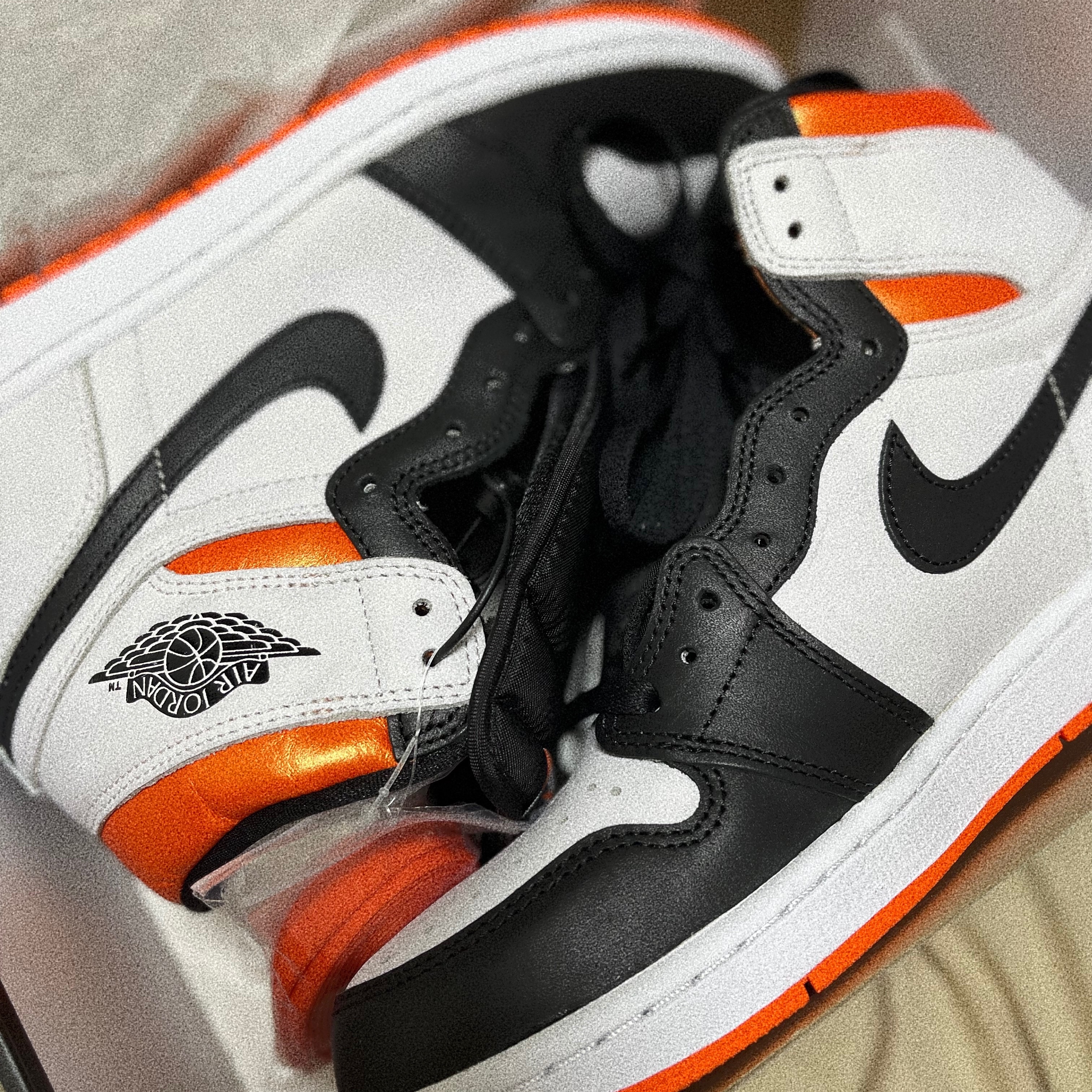 Jordan 1 Retro High OG Electro Orange, Nike Dunk High Retro Game Royal 착용 스타일 - 1