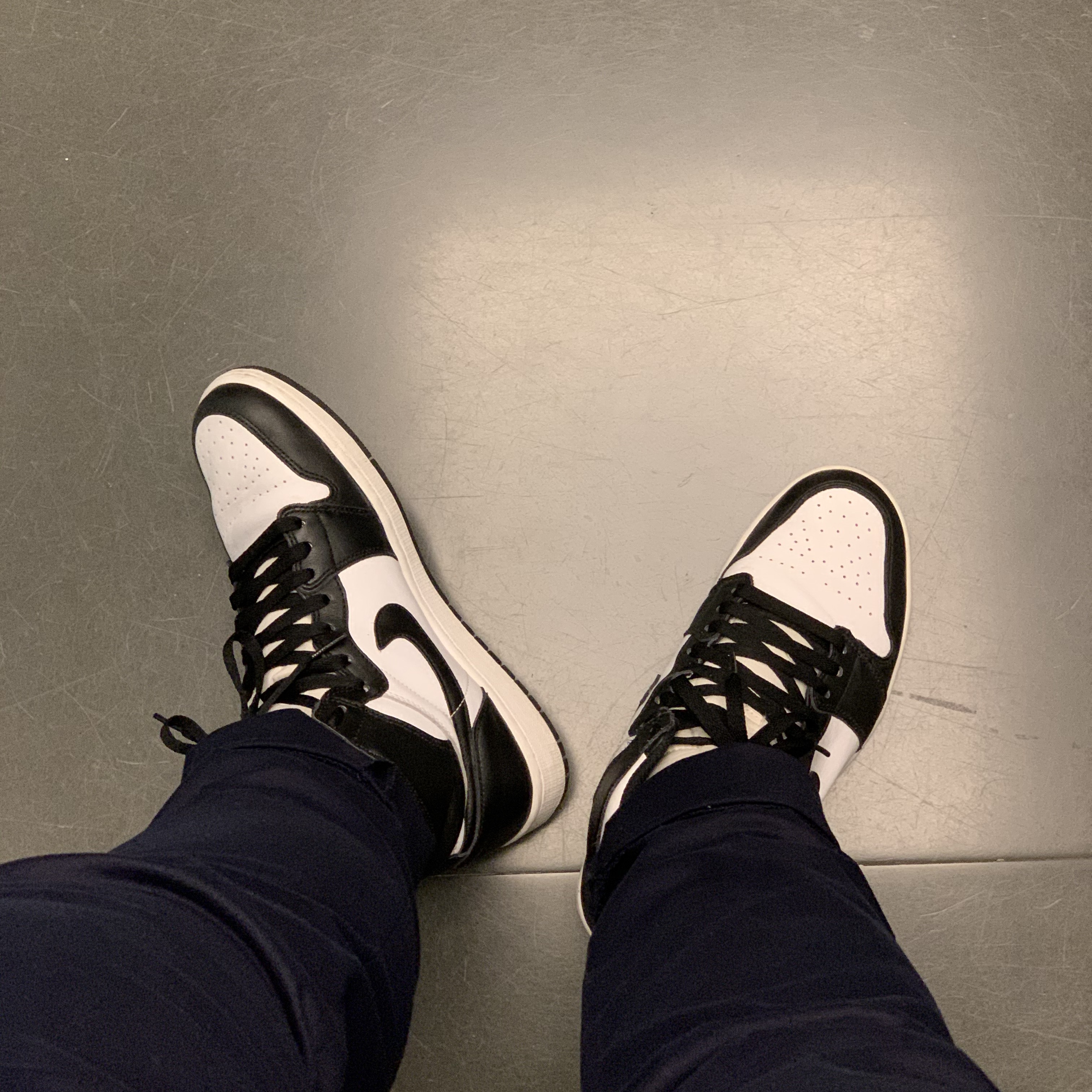 Jordan 1 Retro High OG Black White 2014 착용 스타일 - 3