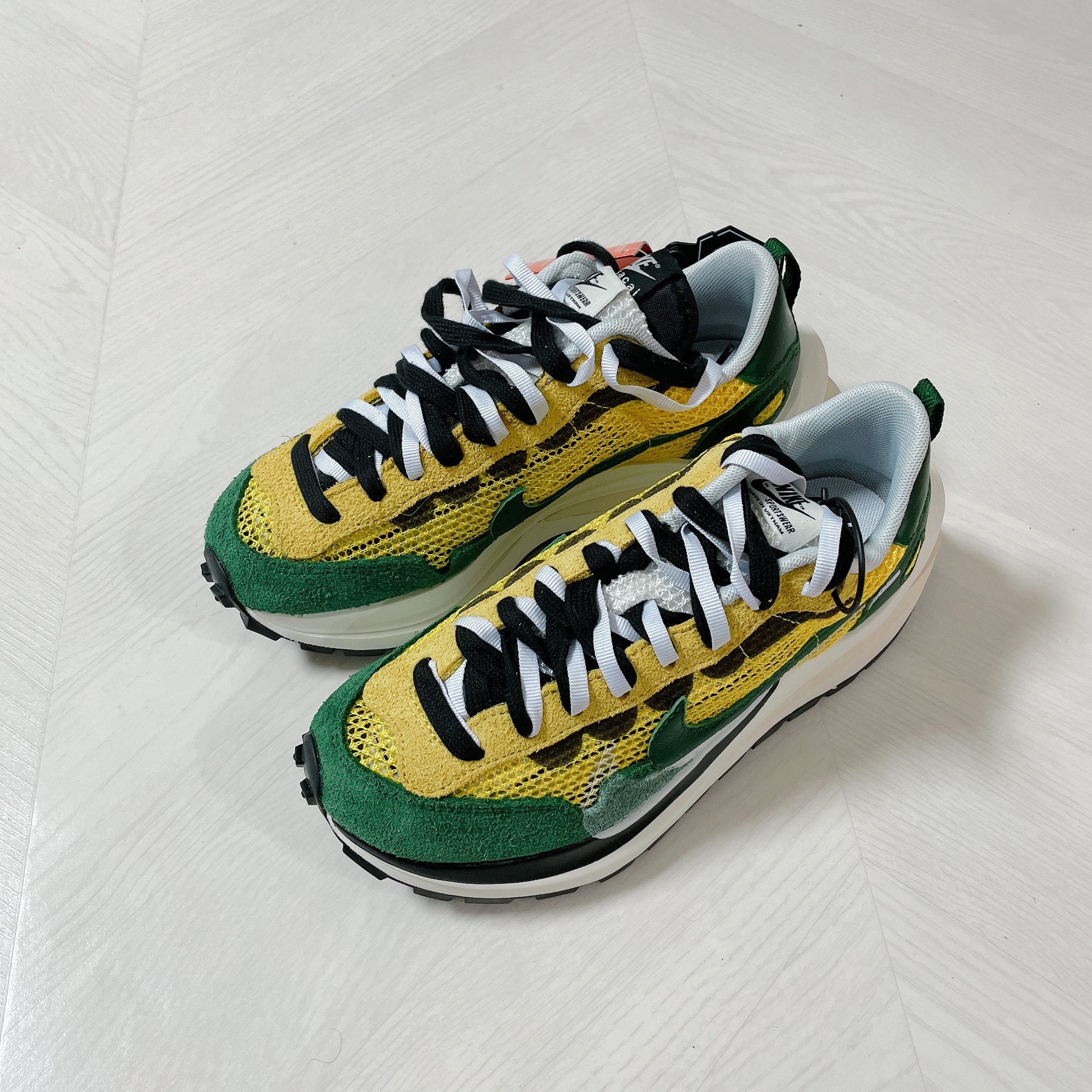 Nike x Sacai VaporWaffle Tour Yellow & Gorge Green Sail 착용 스타일 - 1