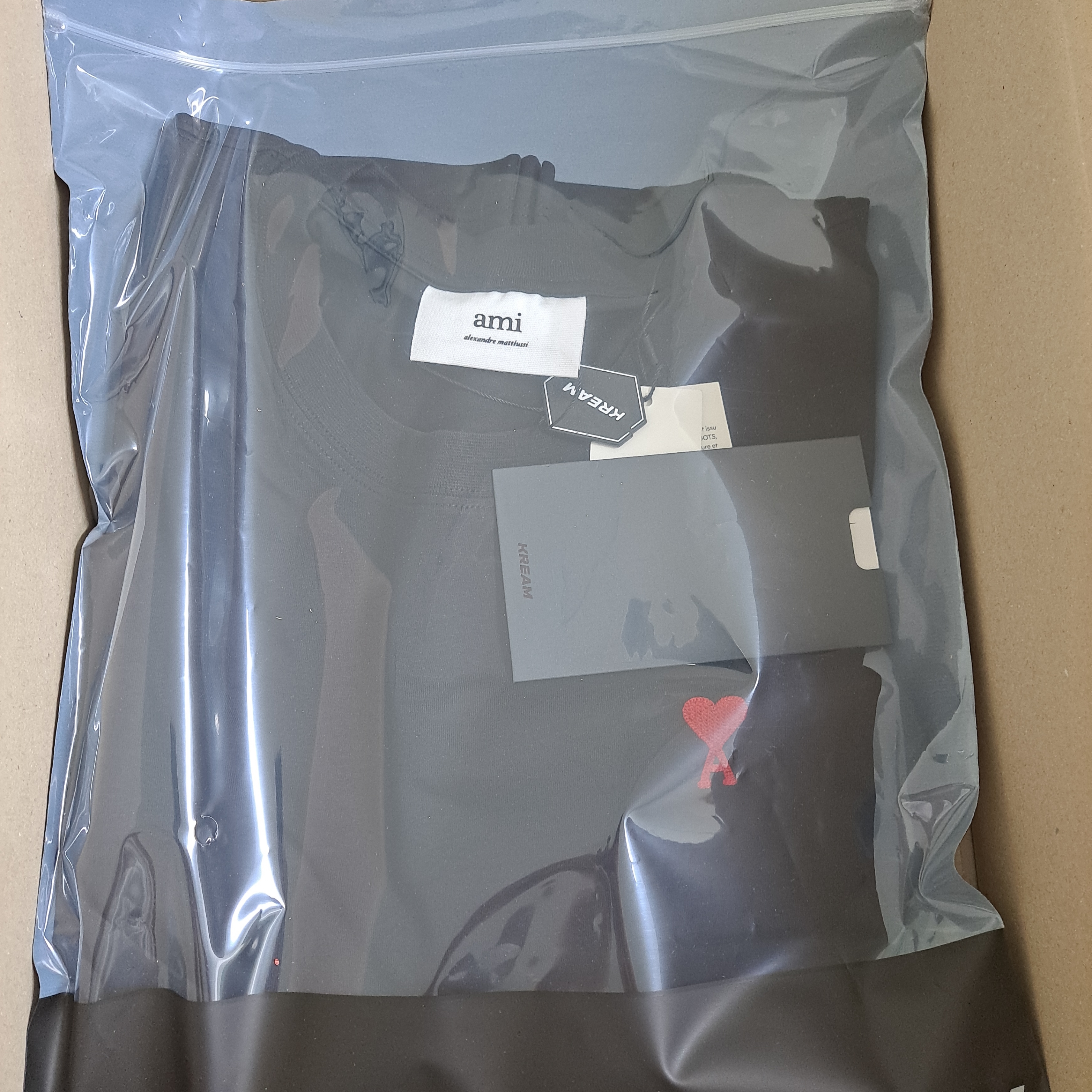 AMI de Coeur T-Shirt Black, Play Comme des Garcons Red Heart T-Shirt White 착용 스타일 - 1