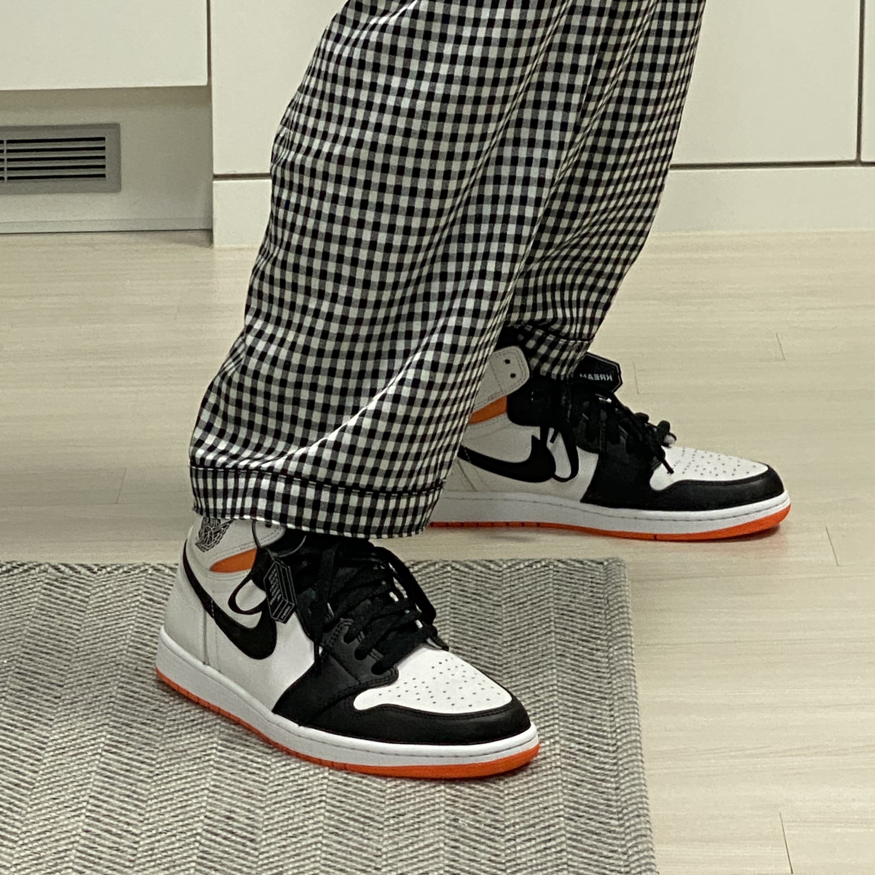 Jordan 1 Retro High OG Electro Orange 착용 스타일