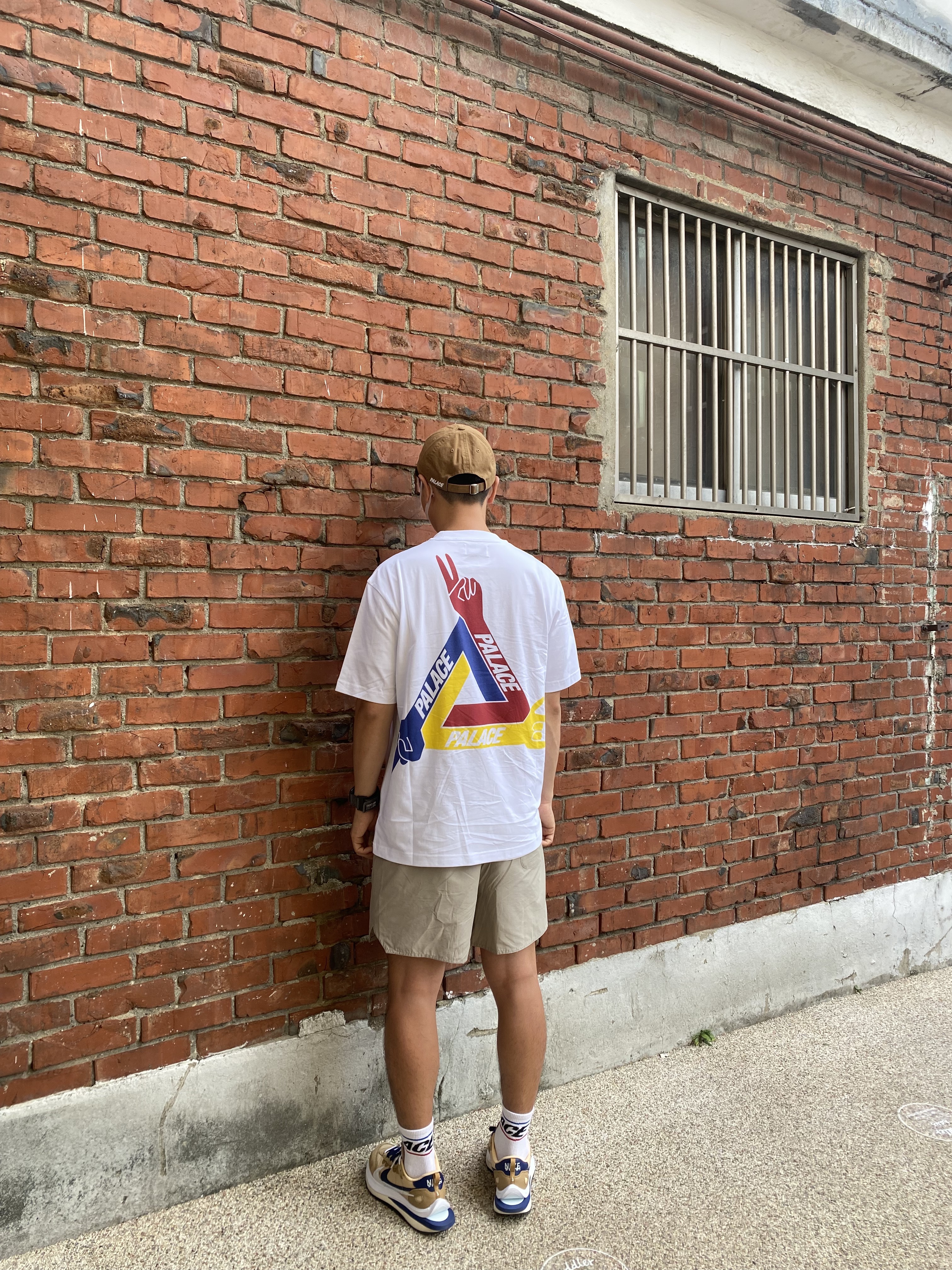 Nike x Sacai VaporWaffle Sesame and Blue Void, Palace JCDC Tri-Ferg T-Shirt White - 19SS 착용 스타일 - 3
