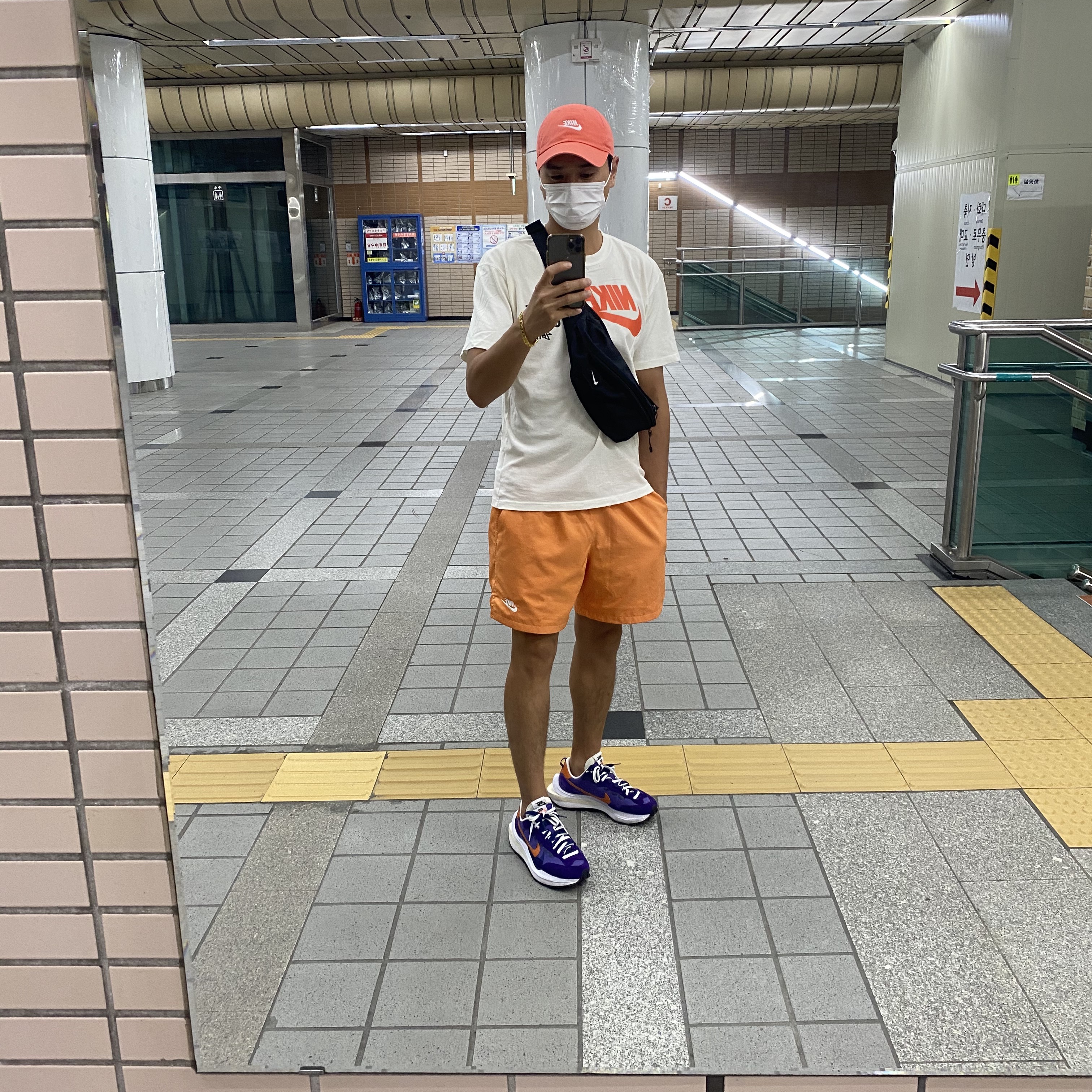Nike x Sacai VaporWaffle Dark Iris, Nike x Stussy International Beach Crew T-Shirt White - Asia 착용 스타일