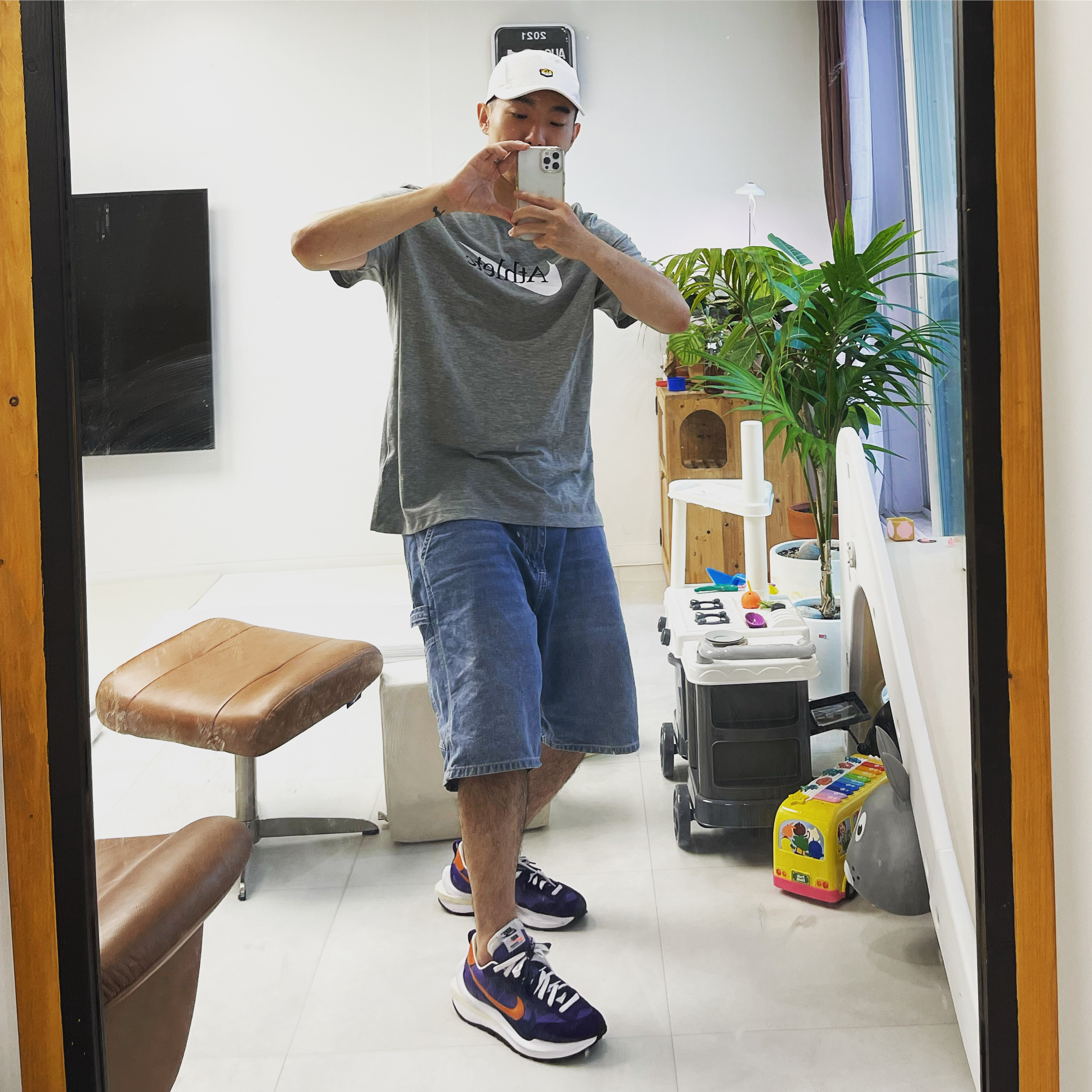Nike x Sacai VaporWaffle Dark Iris 착용 스타일