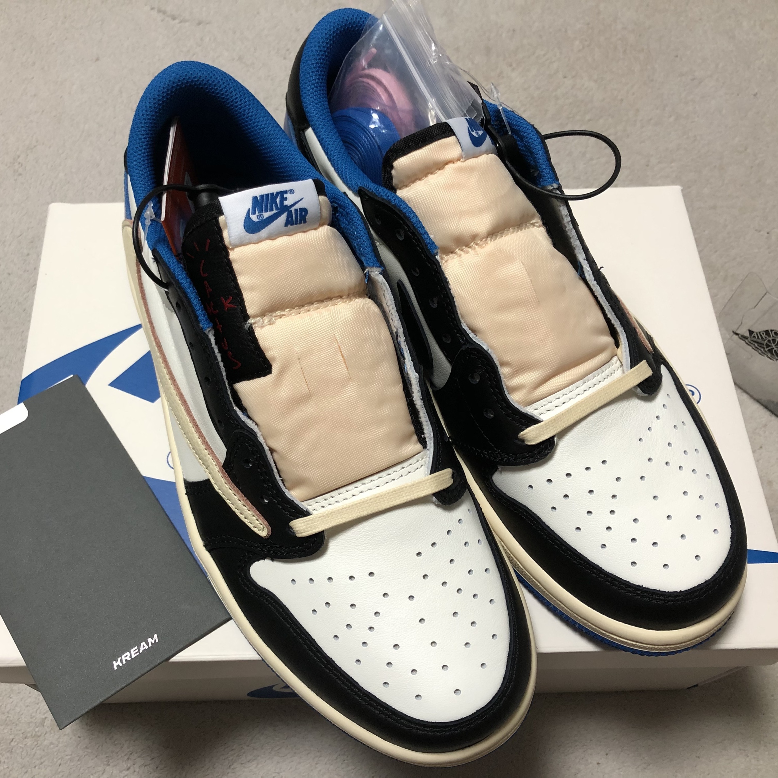 Jordan 1 x Travis Scott x Fragment Retro Low OG SP Military Blue 착용 스타일 - 1