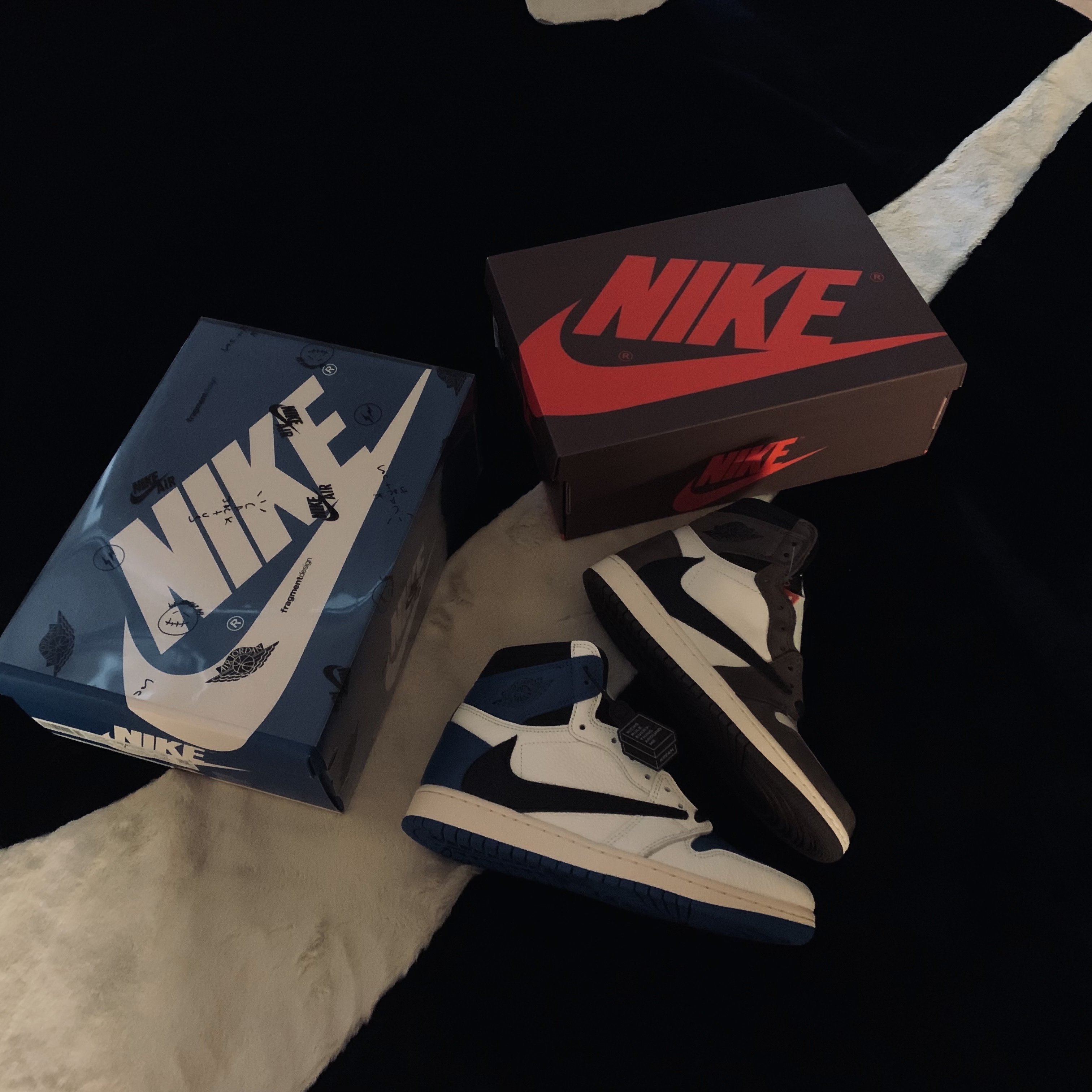 Jordan 1 x Travis Scott x Fragment Retro High OG SP Military Blue, Jordan 1 x Travis Scott Retro High OG SP Mocha 착용 스타일 - 3