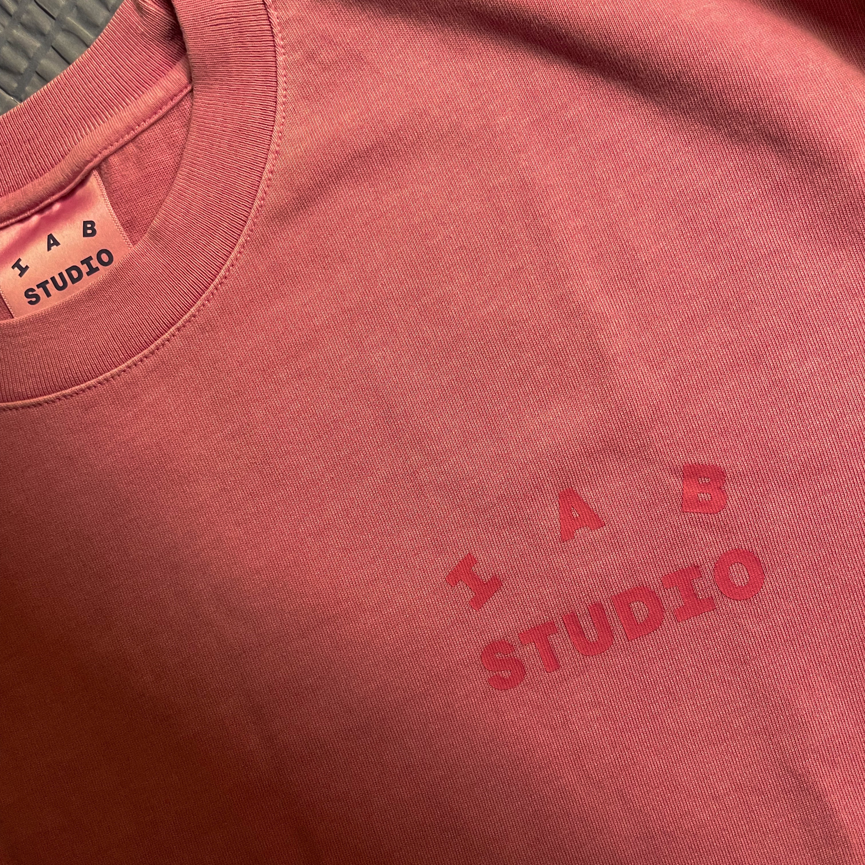 IAB Studio Pigment T-Shirt Magenta 착용 스타일 - 2