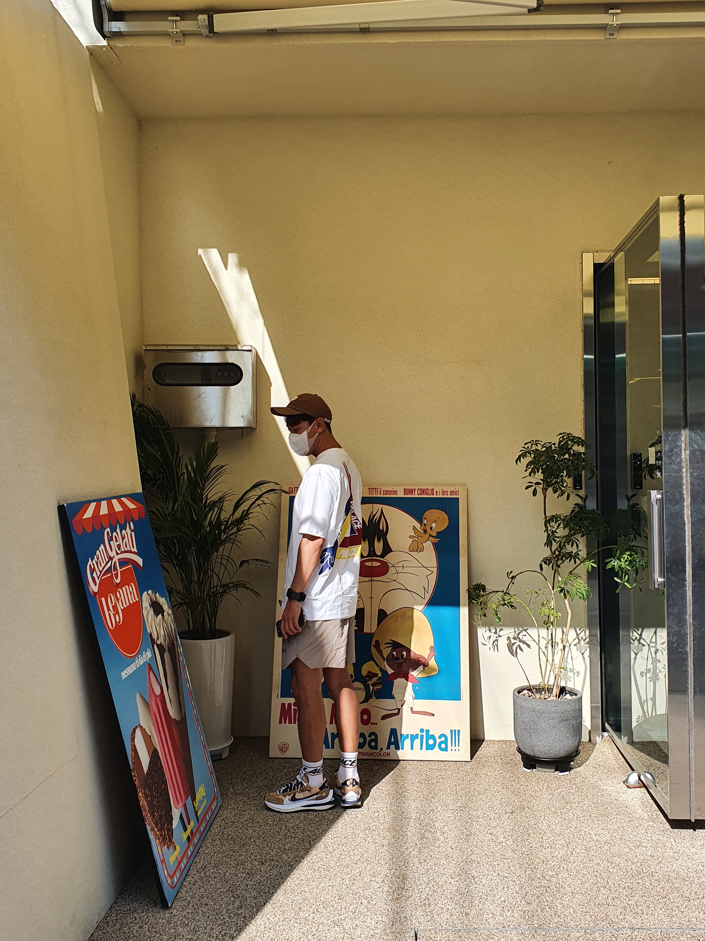 Nike x Sacai VaporWaffle Sesame and Blue Void, Palace JCDC Tri-Ferg T-Shirt White - 19SS 착용 스타일 - 1