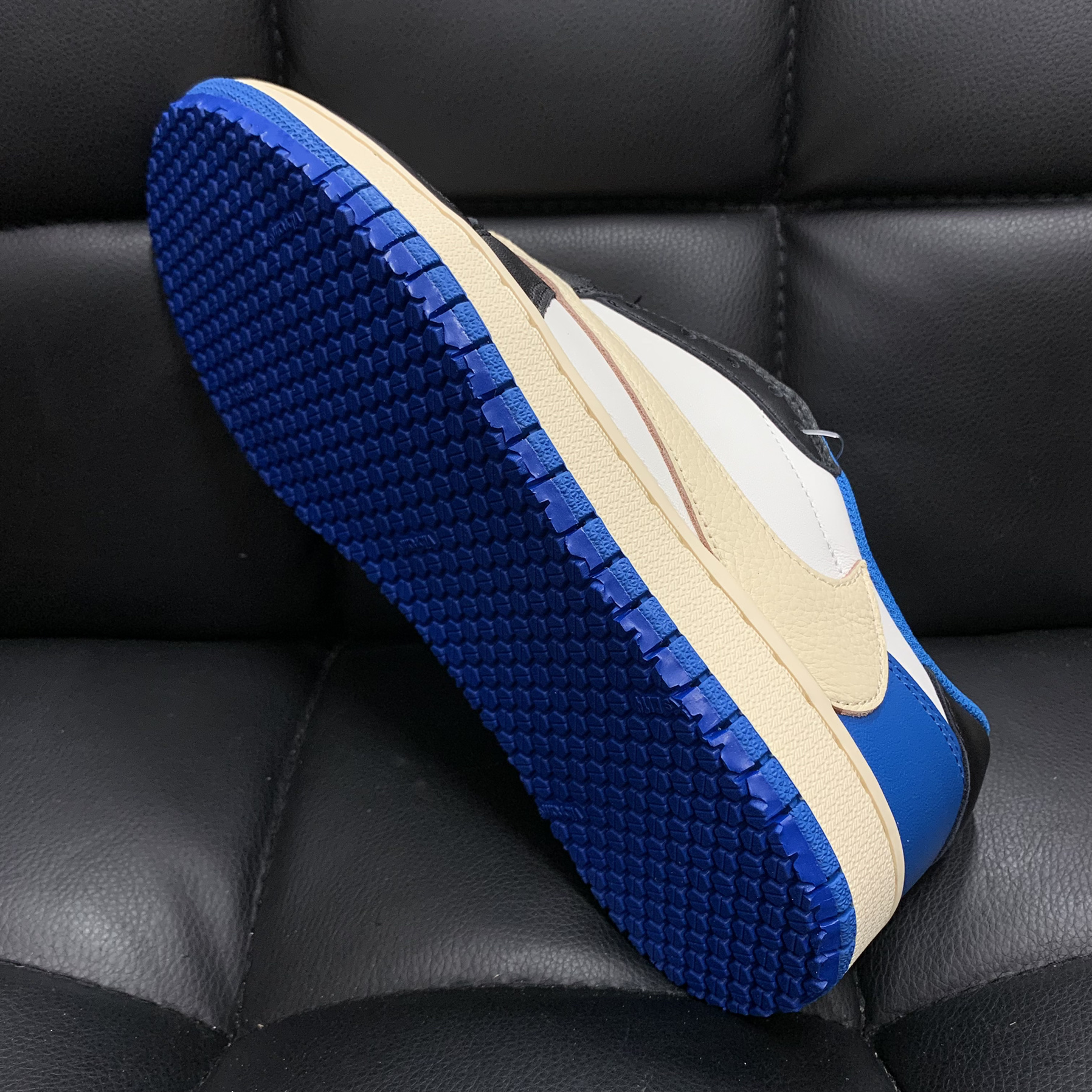Jordan 1 x Travis Scott x Fragment Retro Low OG SP Military Blue 착용 스타일 - 3