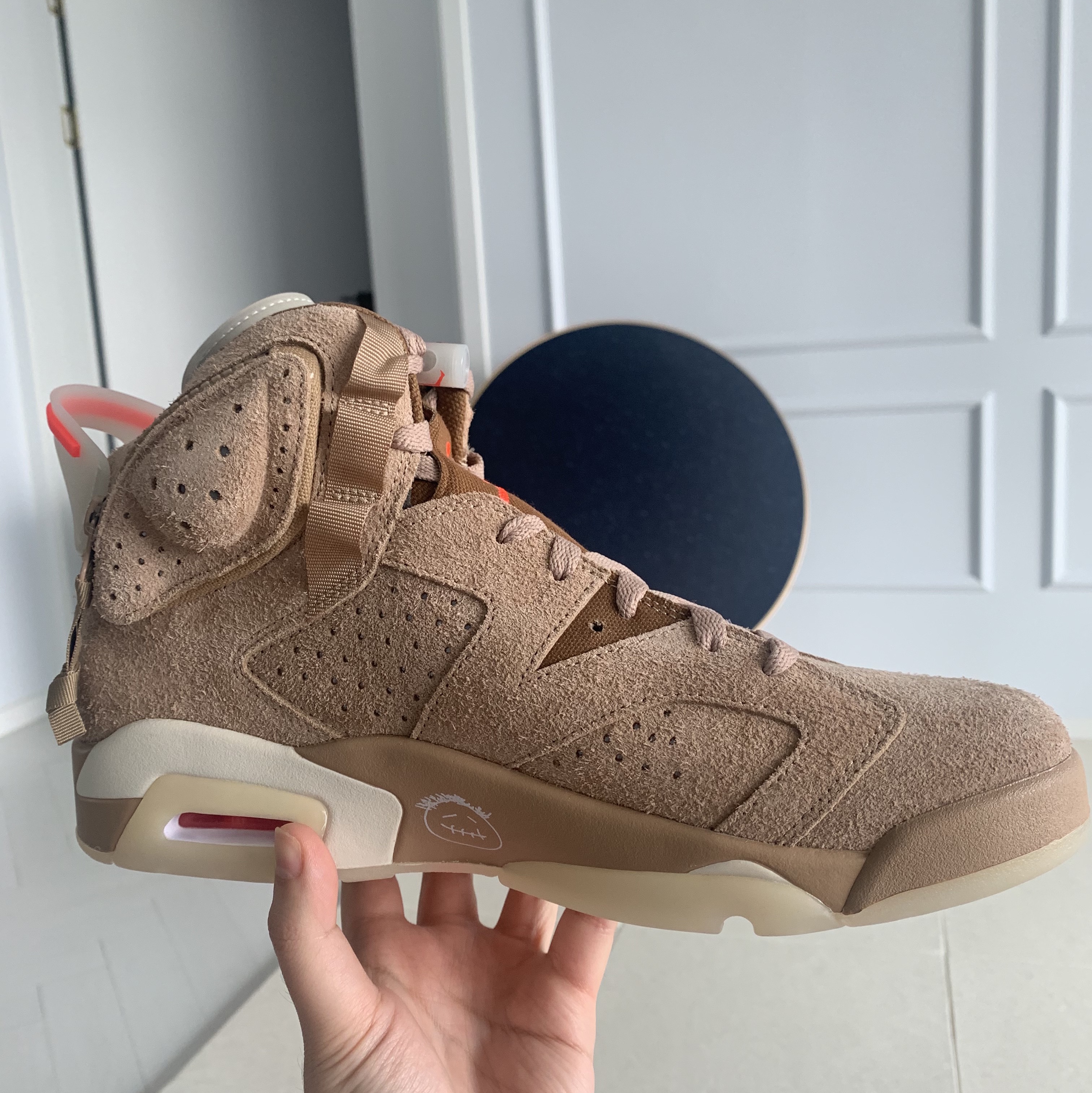 Jordan 6 x Travis Scott Retro SP British Khaki 착용 스타일 - 3