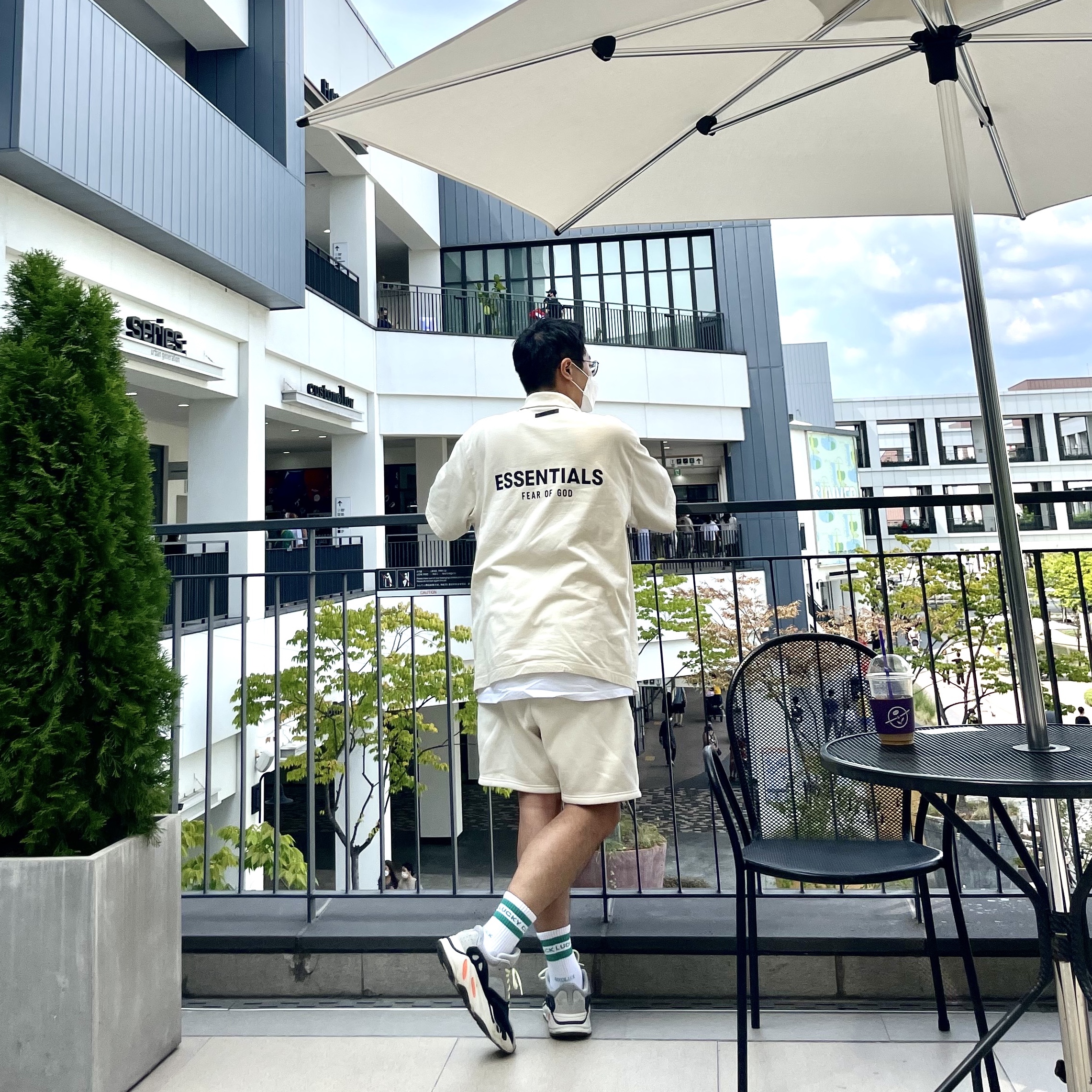Adidas Yeezy Boost 700 Wave Runner Solid Grey 2017/2019, Essentials Sweatshorts Cream - 21SS 착용 스타일