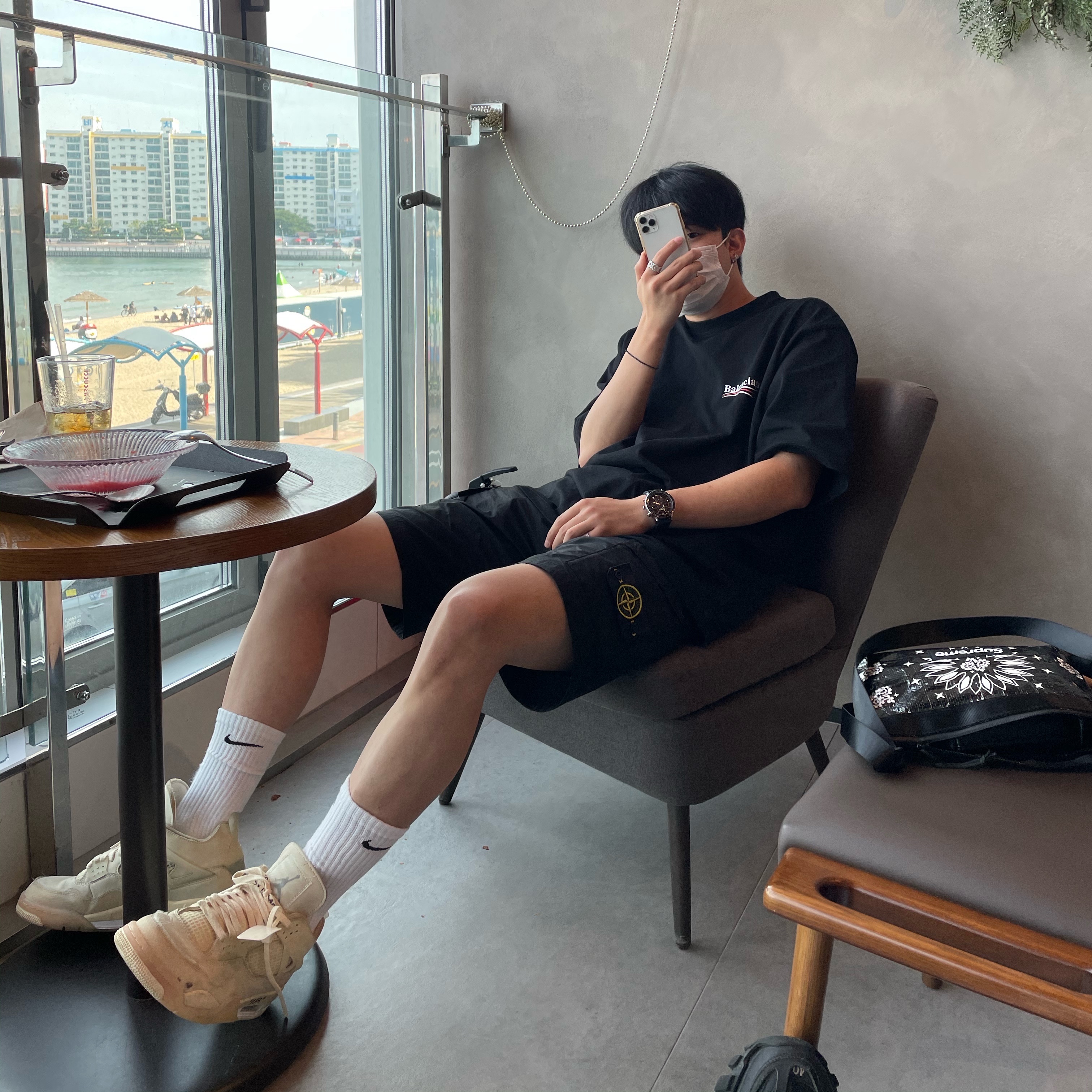 (W) Jordan 4 x Off-White Retro SP Sail, Stone Island L07WA T.CO+OLD Bermuda Shorts Black - 21SS 착용 스타일