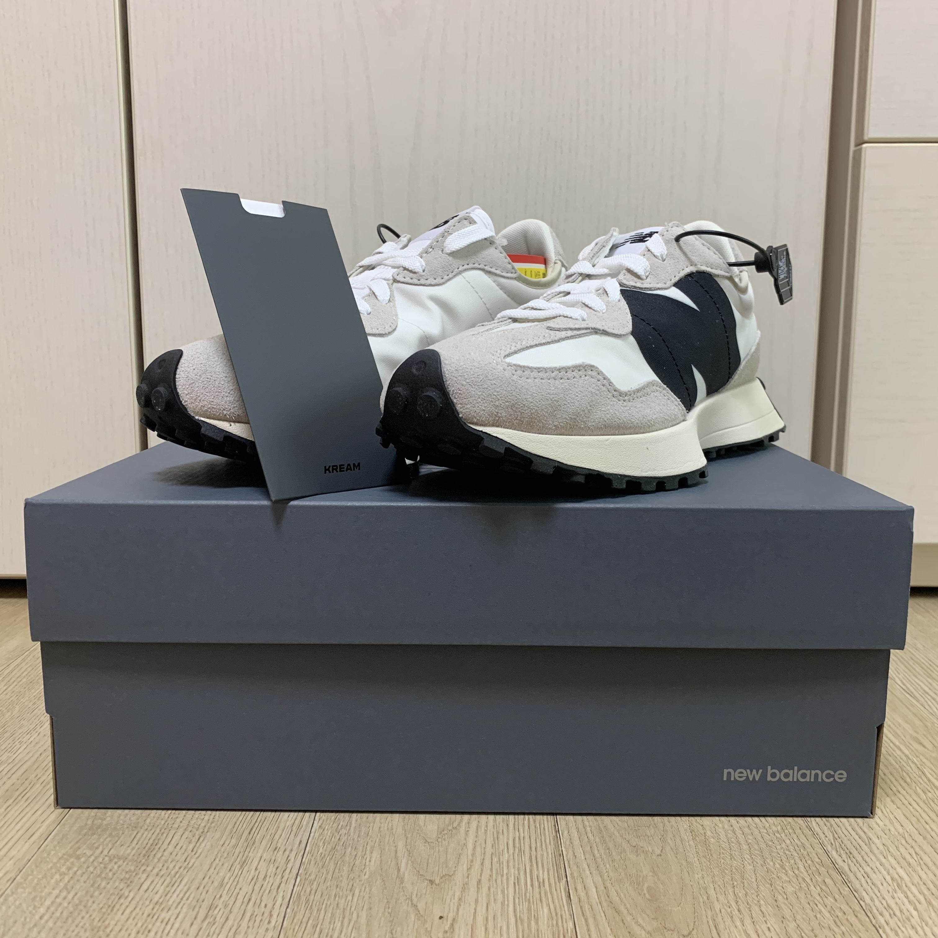 New Balance 327 White Black 착용 스타일 - 1