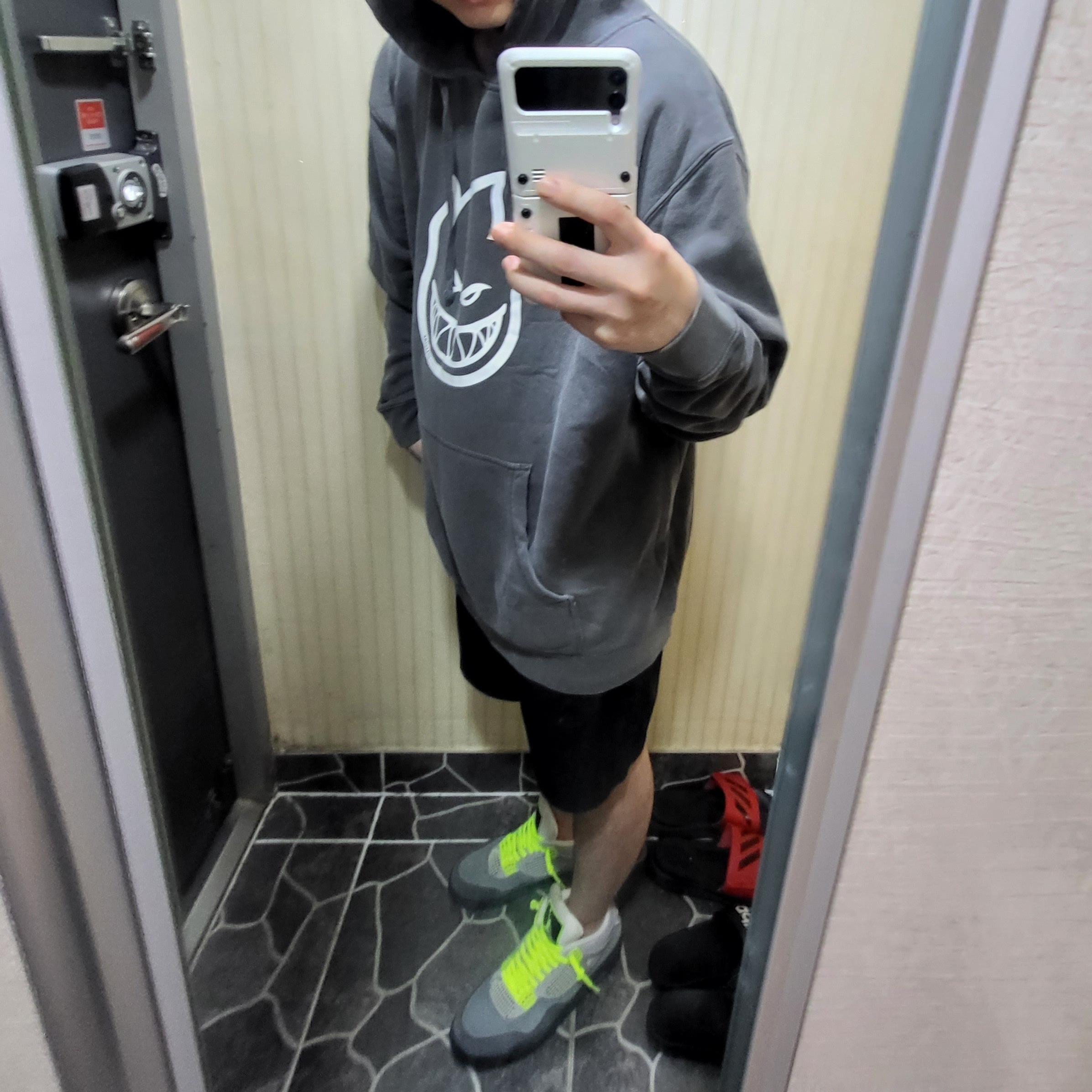 Jordan 4 Retro SE Neon 95 착용 스타일