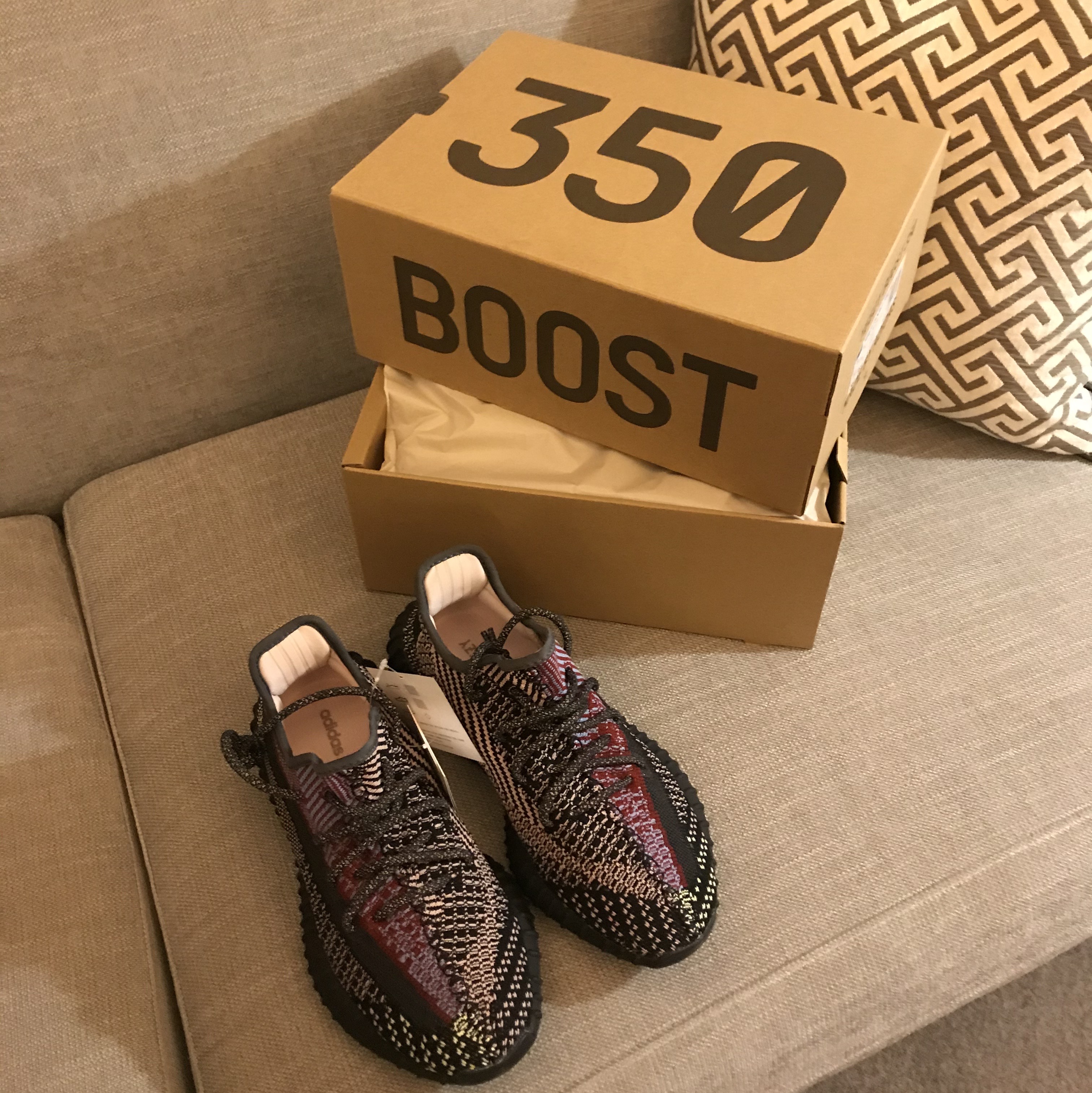 Adidas Yeezy Boost 350 V2 Yecheil - Non-Reflective 착용 스타일 - 1