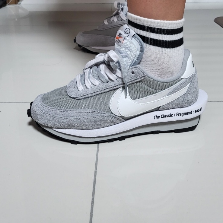 Nike x Sacai x Fragment LDWaffle Light Smoke Grey 착용 스타일 - 2