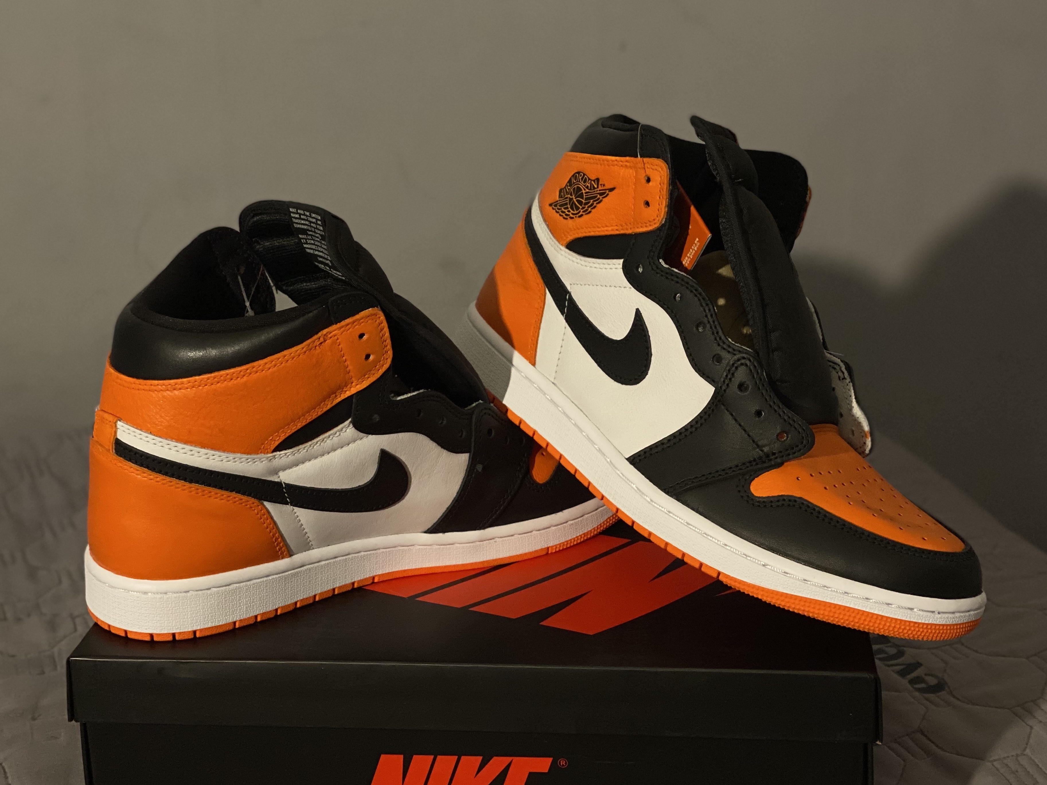 Jordan 1 Retro High OG Electro Orange, (GS) Jordan 1 Retro High OG Electro Orange 착용 스타일 - 1