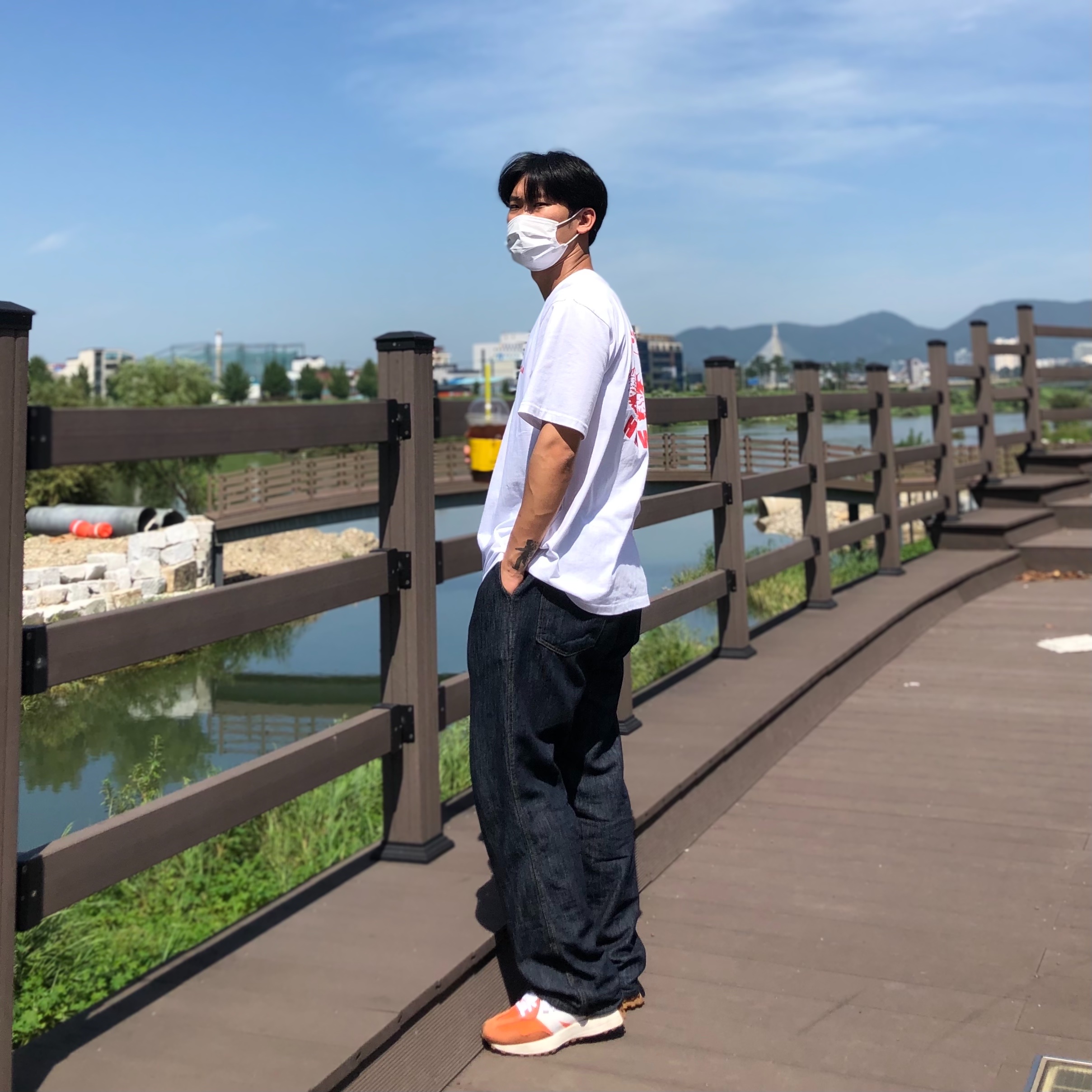 New Balance 327 Orange 착용 스타일