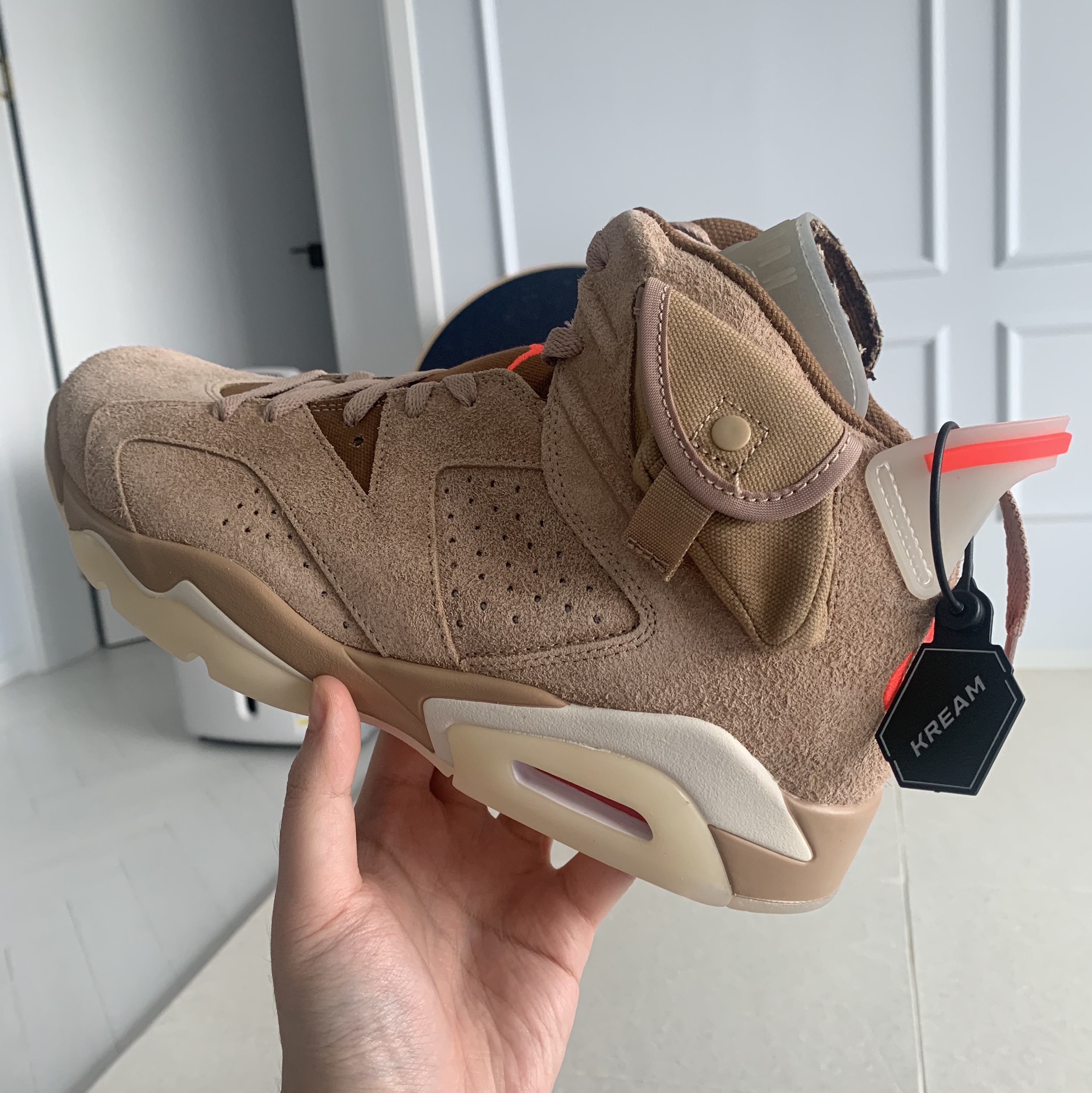 Jordan 6 x Travis Scott Retro SP British Khaki 착용 스타일 - 2